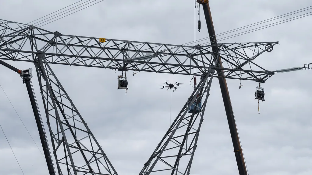 Tendido de cables con drones. - Infravision /></p><p>La empresa afirma que sus sistemas robóticos aéreos pueden reducir el tiempo necesario para tender líneas de alta tensión de semanas a solo unos días.</p>
<p>Por ejemplo, Infravision completó recientemente una operación de tendido sobre una carretera de seis carriles en Toronto, Canadá, que solo requirió detener el tráfico durante cinco minutos.</p>
<blockquote><p>Relacionado:</p><p><a href=