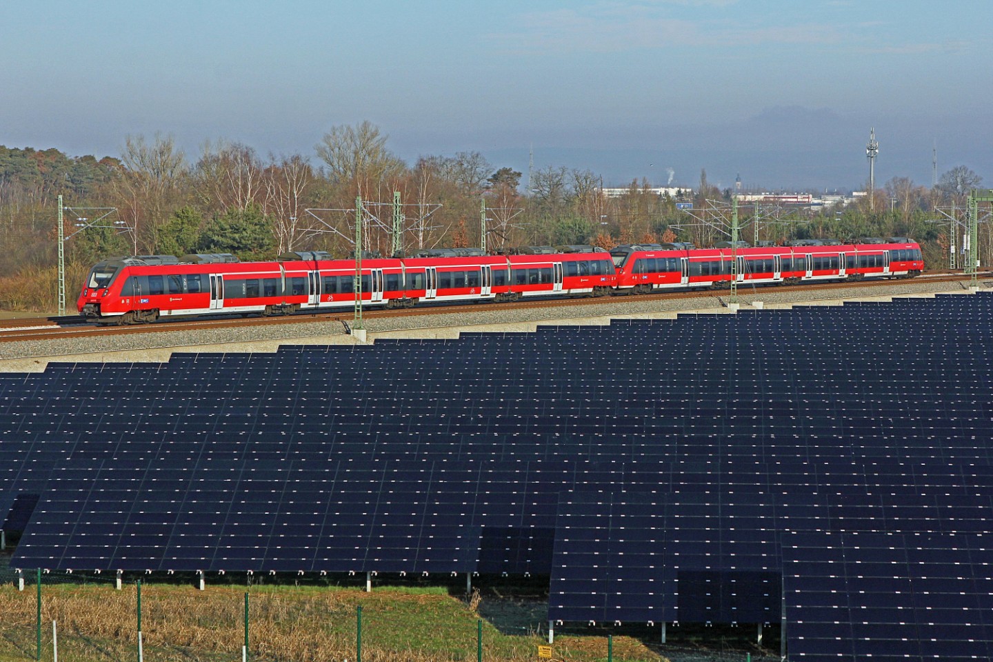 Sistema fotovoltaico a lo largo de una línea ferroviaria de Deutsche Bahn. - Deutsche Bahn