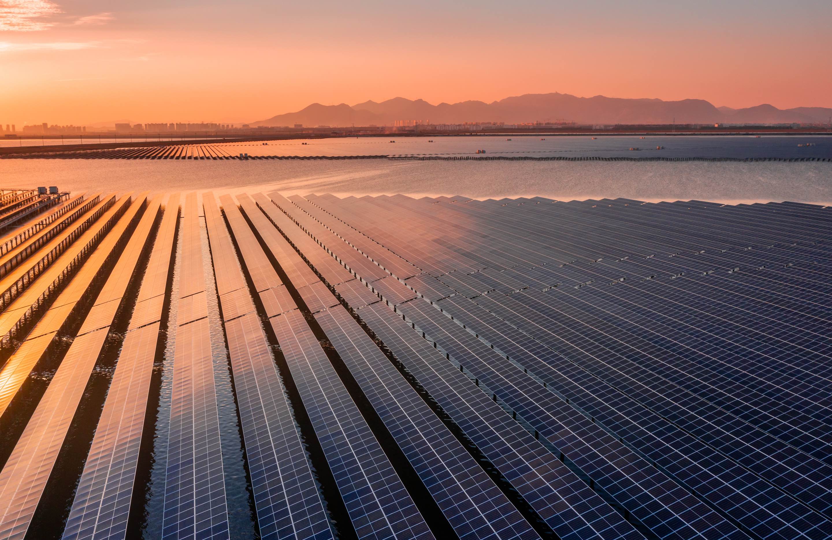 Planta fotovoltaica flotante en China. /></p><h3><strong>20 años de grandes avances y cooperación estratégica</strong></h3>
<p>El foro viene a celebrar los 20 años de estrechas relaciones bilaterales entre China y España. Y es que el acuerdo de Asociación Estratégica Integral China-España ha permitido la cooperación al más alto nivel entre ambos países, favoreciendo el desarrollo en sectores clave como el energético, la tecnología, la ciencia o la cultura.</p>
<p>En un contexto mundial de reindustrialización energética y grandes avances tecnológicos en el sector, este encuentro servirá como plataforma para que empresas chinas y españolas establezcan nuevas alianzas estratégicas orientadas a la descarbonización y al desarrollo de proyectos conjuntos en el ámbito de la energía verde.</p></div></body></html>