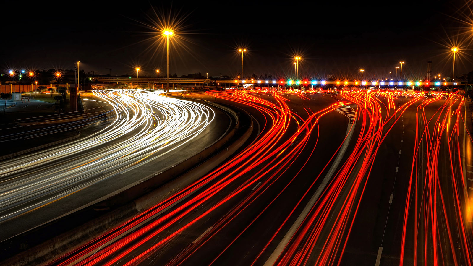 Se estimaría el kilometraje anual.  - Depositphotos /></p><p>El nuevo sistema, llamado tentativamente “VED+”, funcionaría con un <strong>modelo de pre-pago donde los conductores estimarían su kilometraje anual</strong> al inicio del periodo fiscal y abonarían la suma junto al impuesto fijo. Si el recorrido real es inferior, se acumularía crédito para el año siguiente; si supera lo estimado, se pagaría la diferencia. Así se <strong>evita la instalación masiva de sistemas de seguimiento GPS</strong>, una medida que levantaría recelos por privacidad.​</p>
<blockquote><p>Relacionado:</p><p><a href=