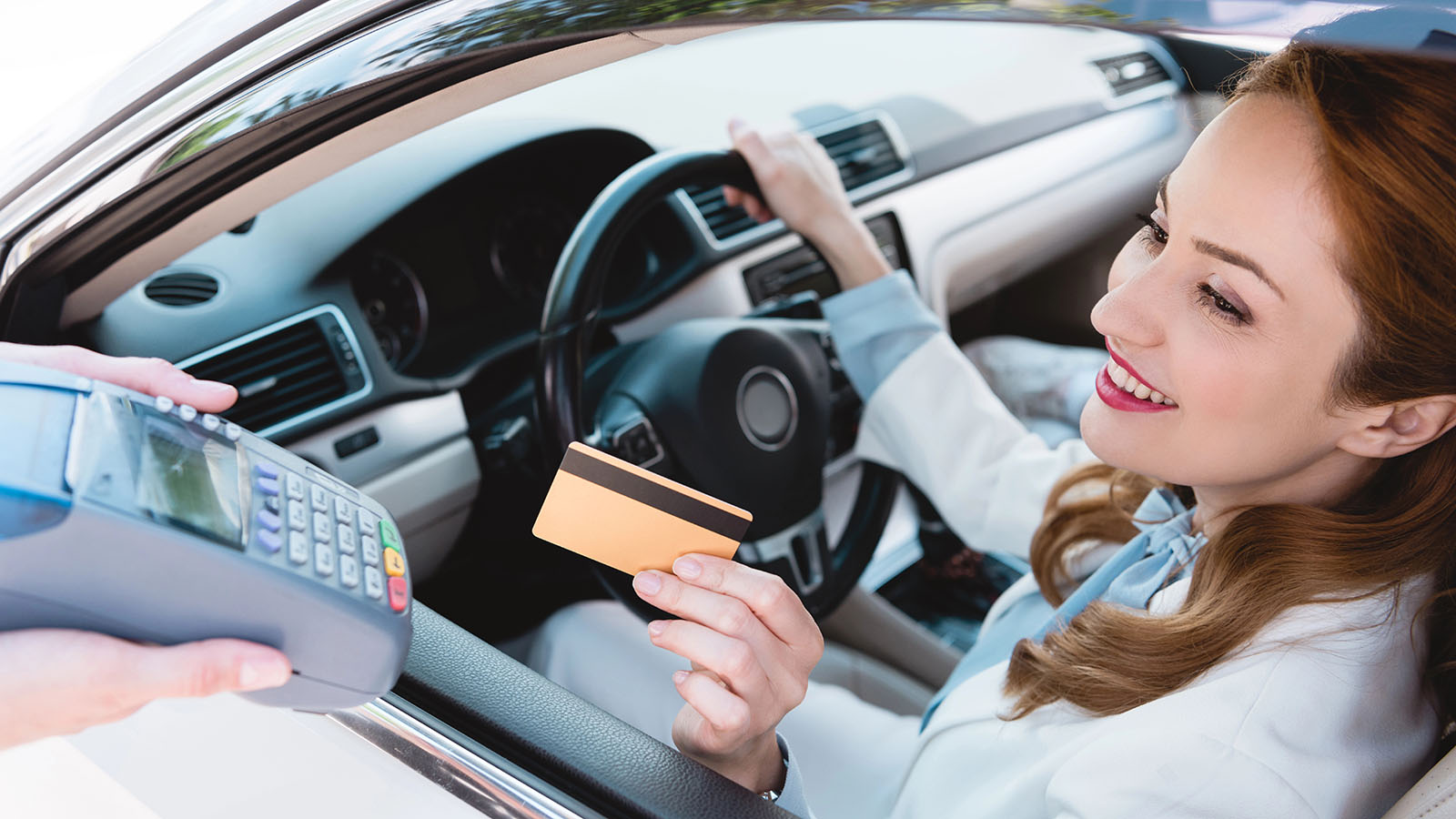 Este gesto podría ser incluso más habitual.  - Depositphotos /></p><p>Además del eVED, desde abril de 2025 los vehículos eléctricos <strong>ya pagan un impuesto anual de 10 libras durante el primer año</strong>, y un suplemento de lujo para modelos caros. Londres implementará la tarifa de congestión a EVs desde 2026, aplicando así costes que antes estaban exentos. Para híbridos enchufables que usen esquemas fiscales de empresa, hay un alivio temporal hasta 2030 para suavizar incrementos en cargas relacionadas con emisiones. Estas medidas reflejan el reto del Gobierno para equilibrar la transición energética con la sostenibilidad fiscal y social.</p>
<p>Aunque esta medida es exclusiva de Reino Unido (de momento), podría tiene impacto indirecto en la industria automovilística europea. Reino Unido es un mercado significativo para vehículos eléctricos y la presión fiscal podría influir en <strong>precios y ventas a nivel continental.</strong> En España, con el <a href=