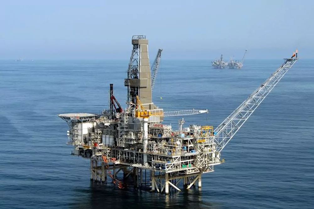 Plataforma petrolífera en el Mar Caspio.  - Eurasianet