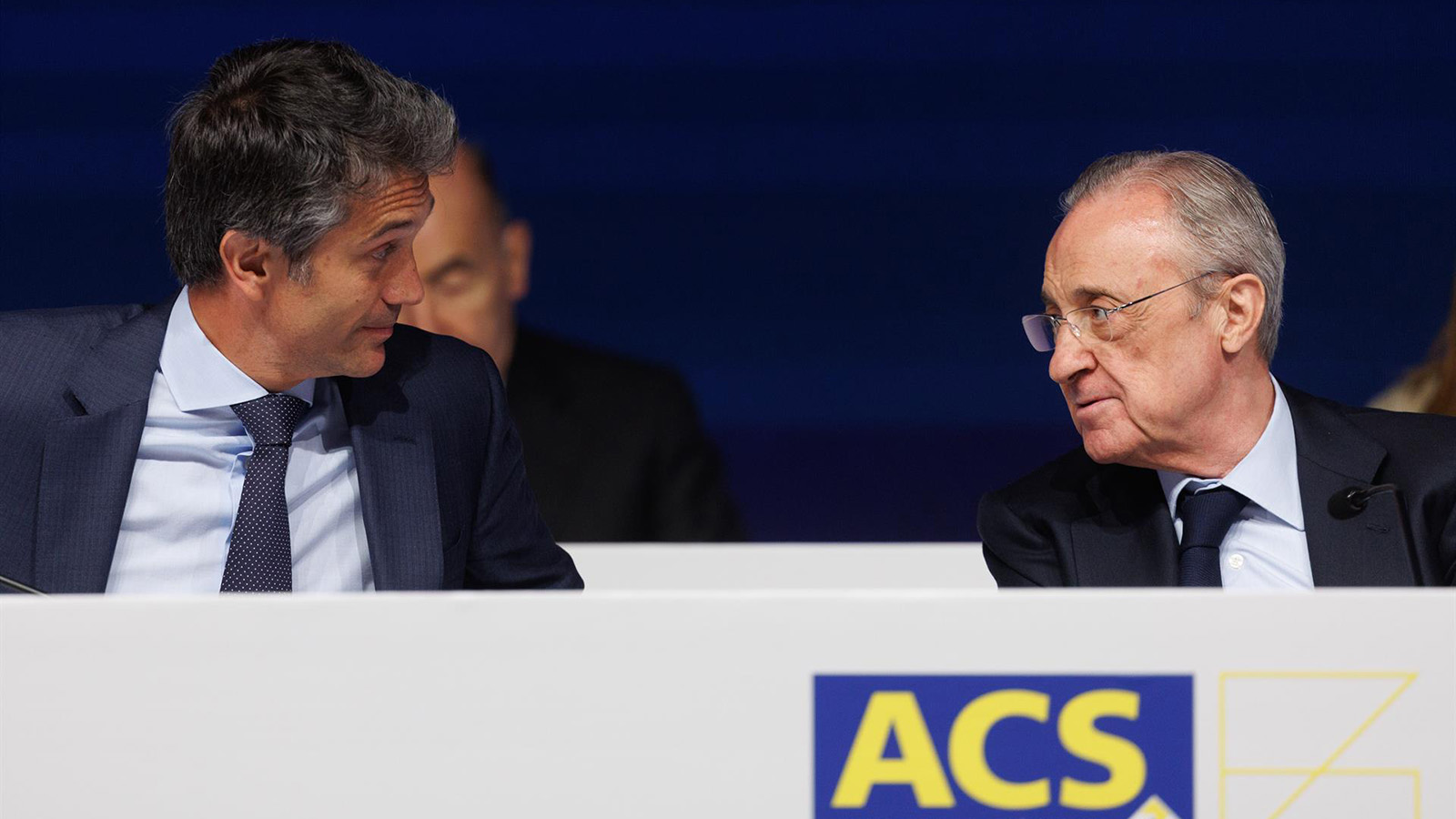 El presidente del grupo ACS, Florentino Pérez (d), conversa con el consejero delegado, Juan Santamaría (i), durante una Junta General de Accionistas del Grupo ACS. - Eduardo Parra - Europa Press