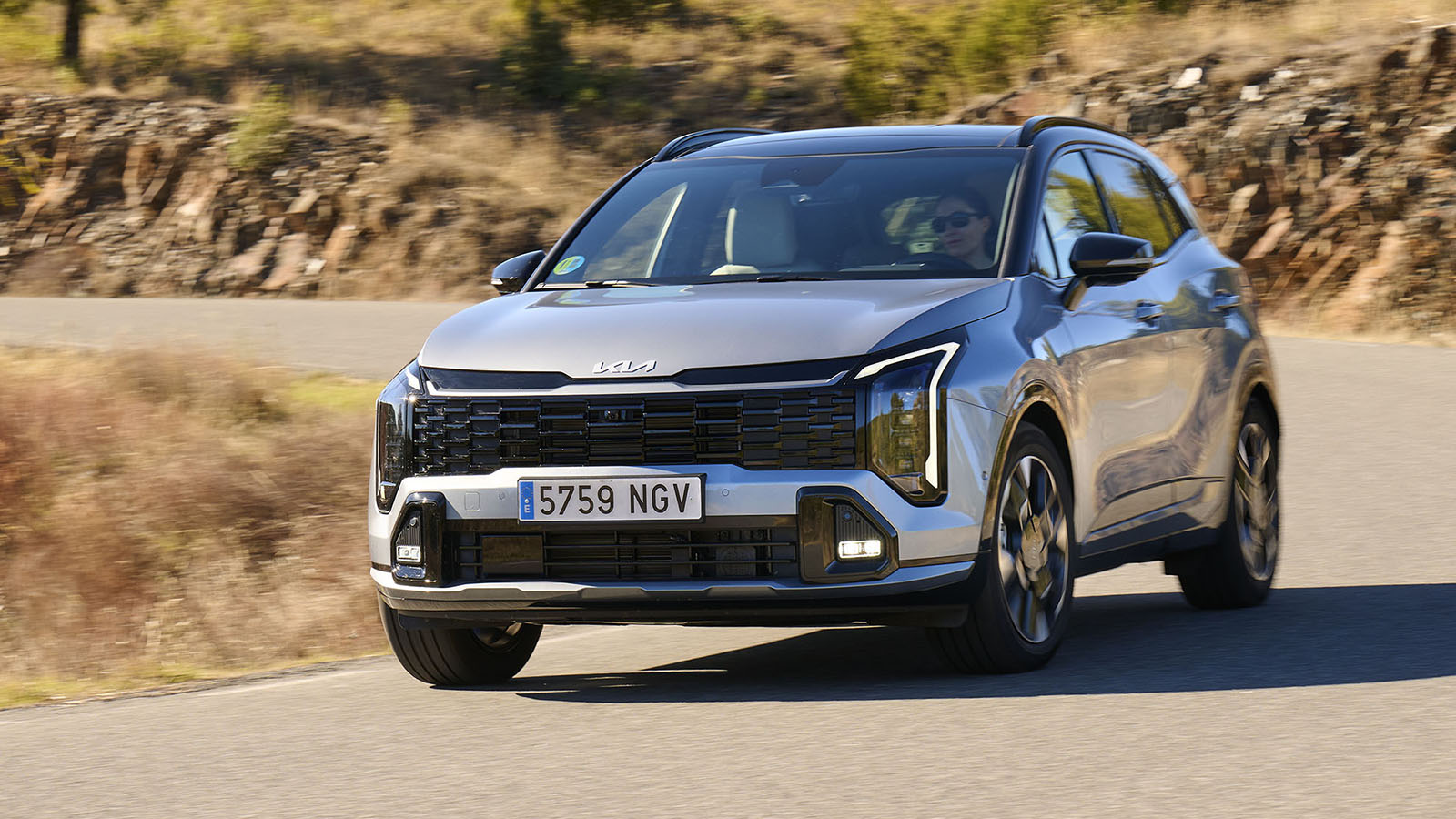 El precio es ligeramente más alto que antes, pero también está más equipado.  - KIA /></p><p>En definitiva, el facelift del Kia Sportage mantiene los elementos clave que han convertido a este SUV en un referente: un diseño atractivo y actualizado, tecnología avanzada accesible, una gama de motorizaciones eficientes y un espacio interior muy competitivo. Su éxito comercial, al ser el Kia más vendido del mundo, ratifica que Kia ha logrado con el Sportage una fórmula ganadora que se adapta tanto a las últimas tendencias como a las exigencias reales del usuario actual.</p>
<p>Optar por el liderato ya no solo depende del cliente sino también del precio que éste pueda pagar y como es lógico, <strong>la tarifa de este nuevo Sportage ha subido entre 1.000 y 2.000 euros</strong> frente al modelo saliente lo que deja un PVP de 35.820 euros para el gasolina de acceso, de 42.070 euros para el diésel microhíbrido y de 40.570 euros para el híbrido. Precios que, eso sí, con todos los descuentos, campañas y financiación pueden verse rebajados hasta en 9.000 euros, dejando así los valores en 28.760, 35.280 y 31.980 euros, respectivamente.</p></div></body></html>