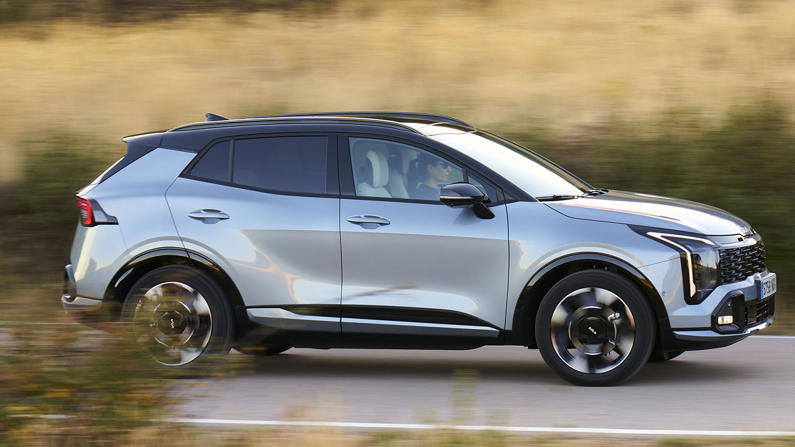 En marcha es fácil conseguir valores de consumo bajos.  - KIA /></p><p>En cuanto a la conducción, <strong>el confort de marcha se ha mejorado con ajustes en las suspensiones</strong>, logrando un equilibrio entre dinamismo y comodidad, ideal para viajes largos y circulación diaria en ciudad. Si bien tiende a ser un vehículo rutero, cuando activamos el modo Sport permite cierta alegría en las curvas, bien apoyado por una transmisión automática (sin levas) que gracias a la actuación, de nuevo, del bloque cero emisiones suprime por completo el ‘lag’.</p>
<blockquote><p>Relacionado:</p><p><a href=