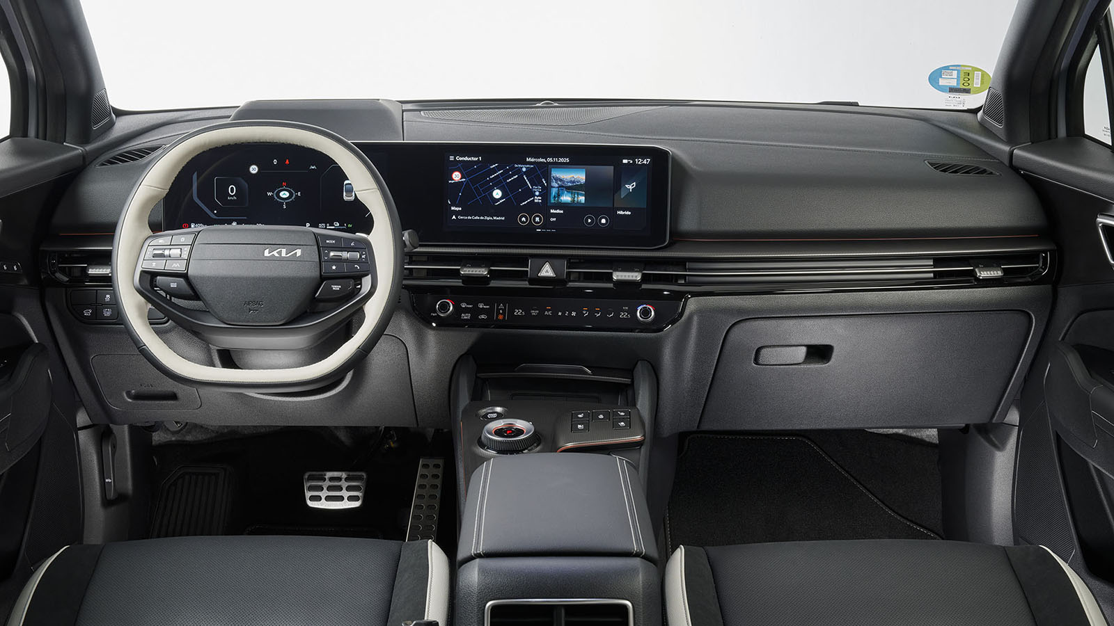 El interior se asemeja más al de los eléctricos.  - KIA /></p><p>En el interior, el habitáculo ha sido renovado con materiales de mayor calidad dejando atrás, por suerte, el negro piano de la consola central, sustituyéndose por un acabado mate que le aporta más elegancia. A <strong>estrenar también es el volante</strong>, de nuevo en línea con los EV, mientras que la digitalización y la conectividad están a la orden del día con la doble pantalla unida bajo un mismo marco.</p>
<blockquote><p>Relacionado:</p><p><a href=