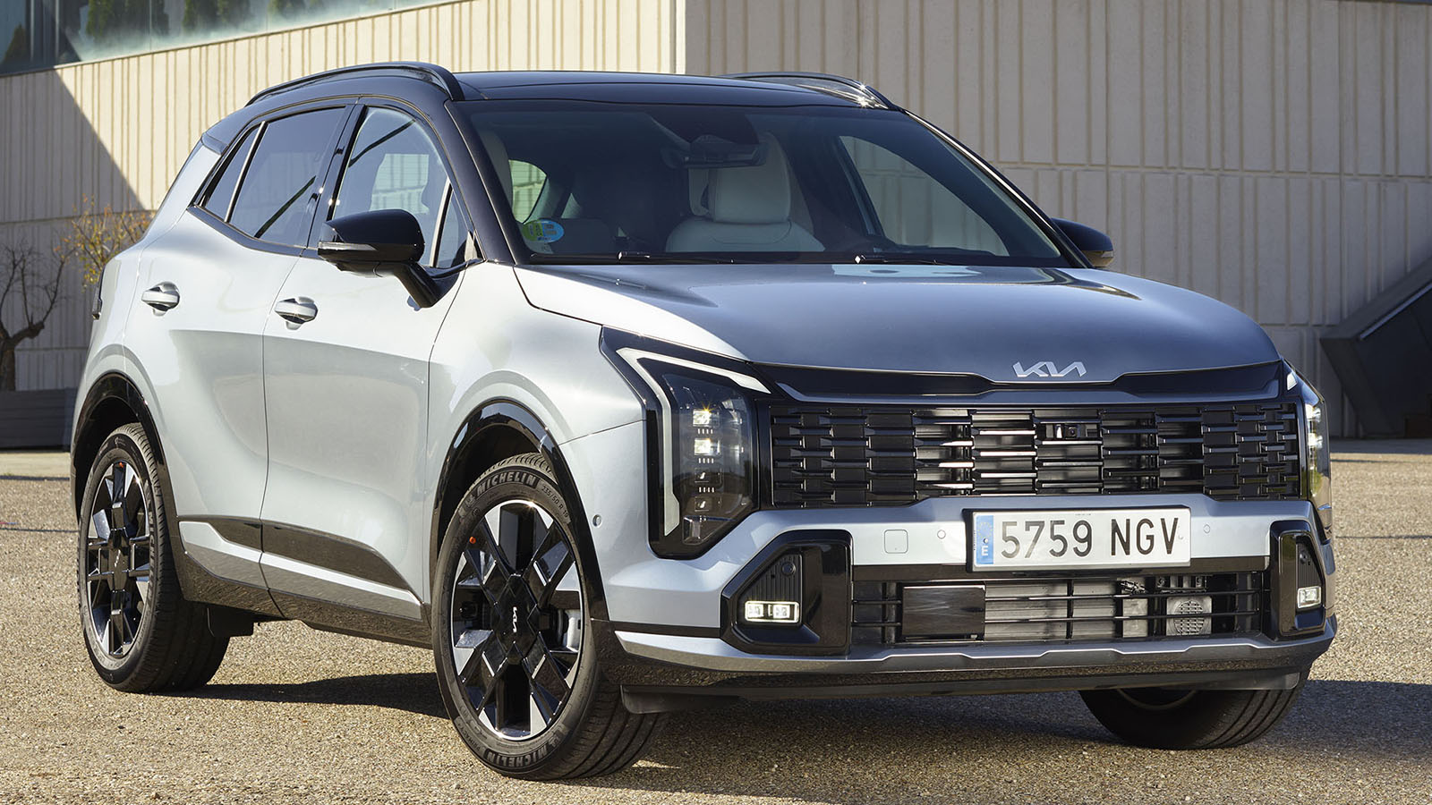 El frontal es lo que más cambia del coche.  - KIA /></p><p>Esta actualización, como es habitual, aporta una imagen más moderna y elegante, con un frontal rediseñado que incorpora una parrilla más amplia e iluminación LED diurna de nuevo cuño que además de aportarle un carácter más tecnológico y sofisticado, le <strong>pone en sintonía con la familia EV eléctrica.</strong></p>
<blockquote><p>Relacionado:</p><p><a href=