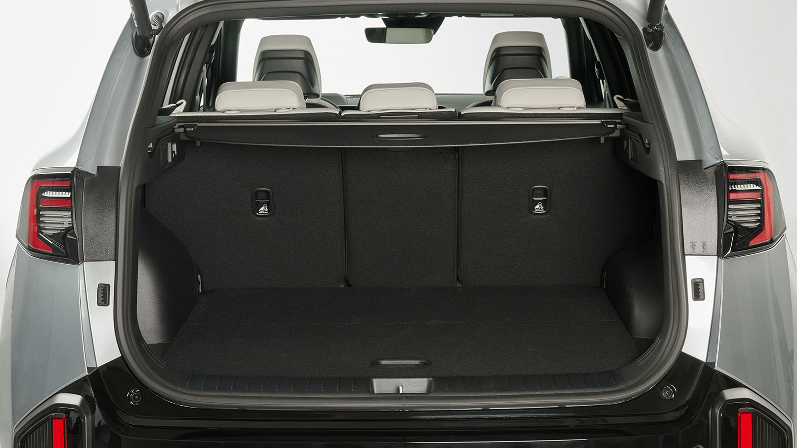 Posee uno de los maleteros más capaces del mercado.  - KIA /></p><p>No hay cambios en la habitabilidad y el Sportage 2025 sigue siendo un vehículo pensado para familias, con un <strong>maletero espacioso que alcanza los 591 litros</strong> y unos asientos traseros que ofrecen buen espacio para las piernas y la cabeza, así como los respaldos reclinables en varias posiciones.</p>
<h3>Motores para todas las necesidades</h3>
<p><img src=