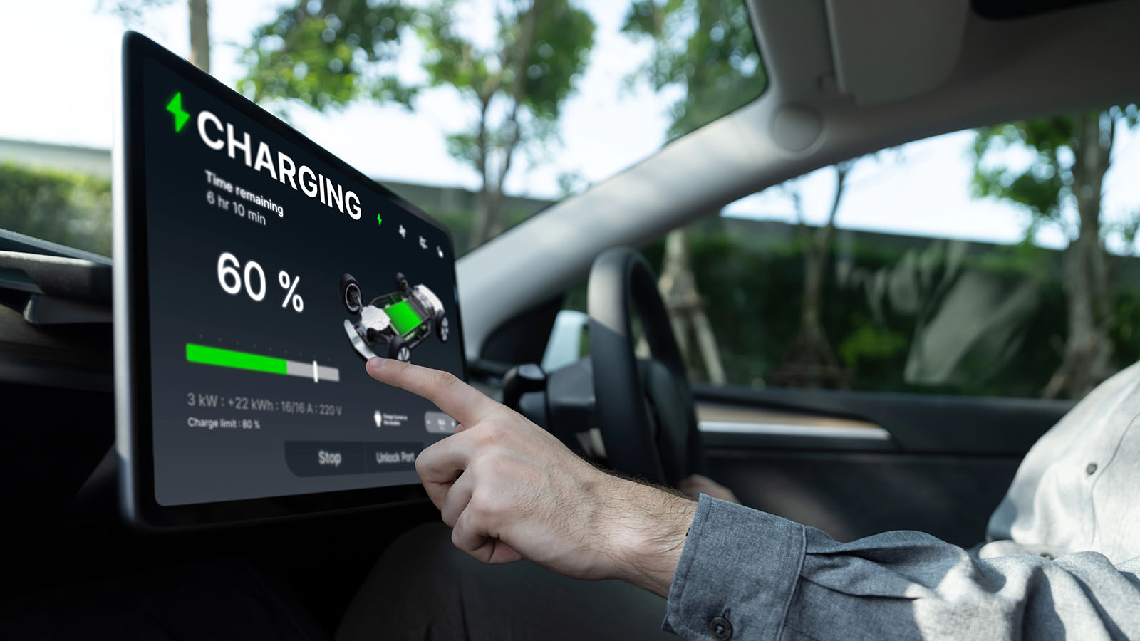 No es necesario cargar al 100% a diario.  - Depositphotos /></p><p>El estado de la batería determina la autonomía real a medio y largo plazo. <strong>Evitar cargar de forma habitual al 100%</strong>, recurrir a cargas rápidas solo cuando sea necesario y mantener un <strong>rango de carga del 20 al 80%</strong> es la mejor estrategia para preservar la salud de la batería. Además, proteger el vehículo de temperaturas extremas (especialmente el calor) ayuda a reducir el desgaste y consigue que la autonomía permanezca estable con el paso de los años. ​</p>
<h3>Monitoriza tu consumo</h3>
<p>Los coches eléctricos cuentan con ordenadores de a bordo muy completos. Saber leer los datos, interpretar los consumos por trayecto y <strong>entender cómo responde el coche ante distintos estilos de conducción</strong> es clave para optimizar el gasto. La autonomía “restante” es solo una estimación y puede variar drásticamente según las condiciones, la carga, la temperatura o el uso previo del climatizador. ​</p>
<h3>Aprende a usar el “modo ECO”</h3>
<p><img src=