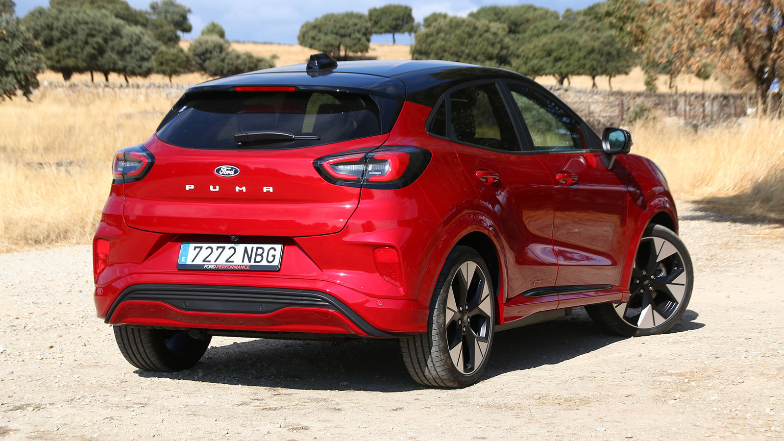 Pese a sus cero emisiones, sigue siendo de los más dinámicos  - K.S. /></p><p>Lo que no variará será su comportamiento y el Puma Gen-E consigue transmitir una respuesta inmediata gracias al par instantáneo típico de los eléctricos; la aceleración resulta progresiva y el <strong>coche se mueve con bastante agilidad, incluso en maniobras urbanas</strong> o cuando se demanda potencia en carreteras secundarias. Si bien no es el modelo más prestacional de la gama Puma, la entrega del motor eléctrico es bastante lineal y silenciosa, lo que contribuye a una experiencia de conducción relajada y agradable.</p>
<blockquote><p>Relacionado:</p><p><a href=