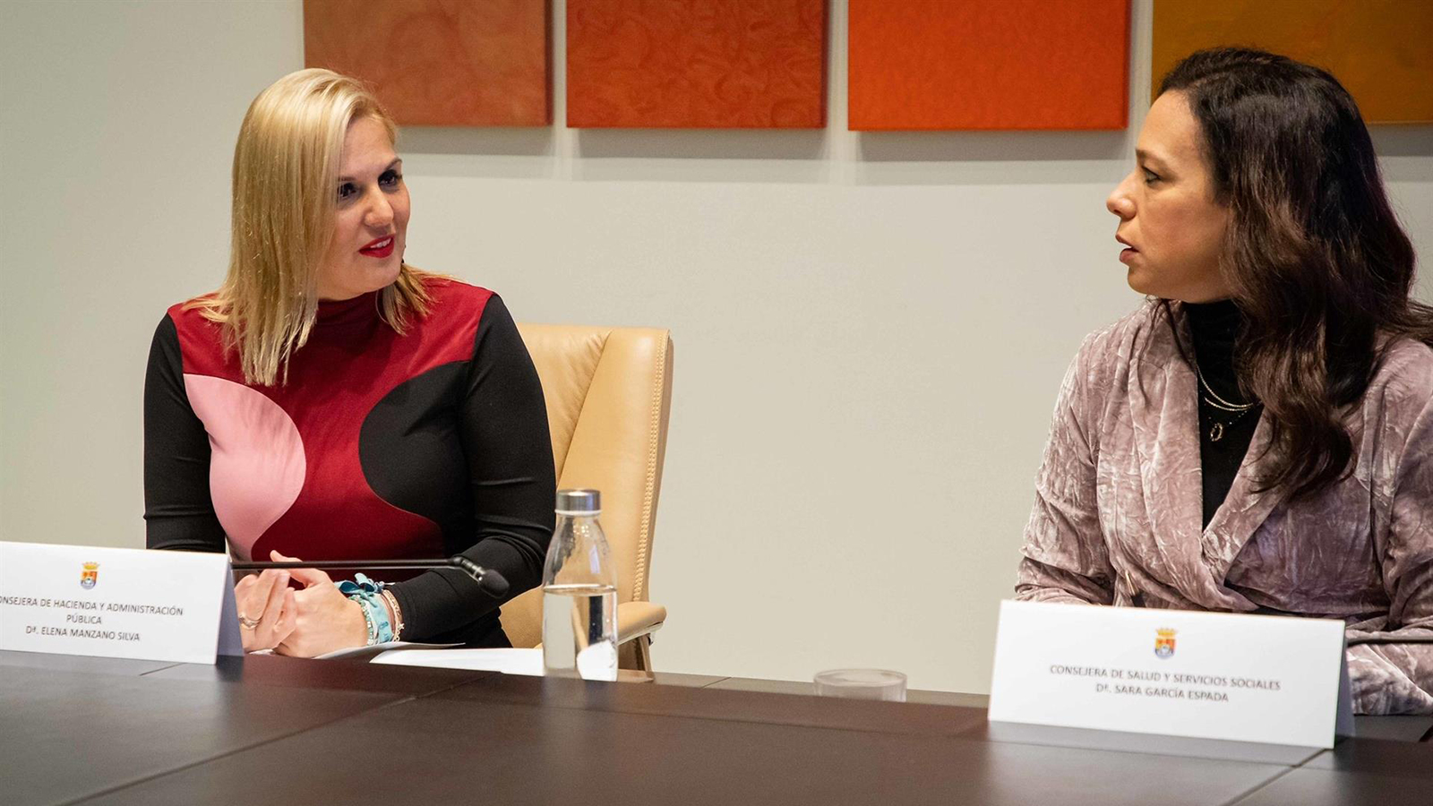 La portavoz de la Junta de Elena Manzano, en el Consejo de Gobierno, habla con la consejera de Salud y Servicios Sociales, Sara García Espada. - Junta de Extremadura