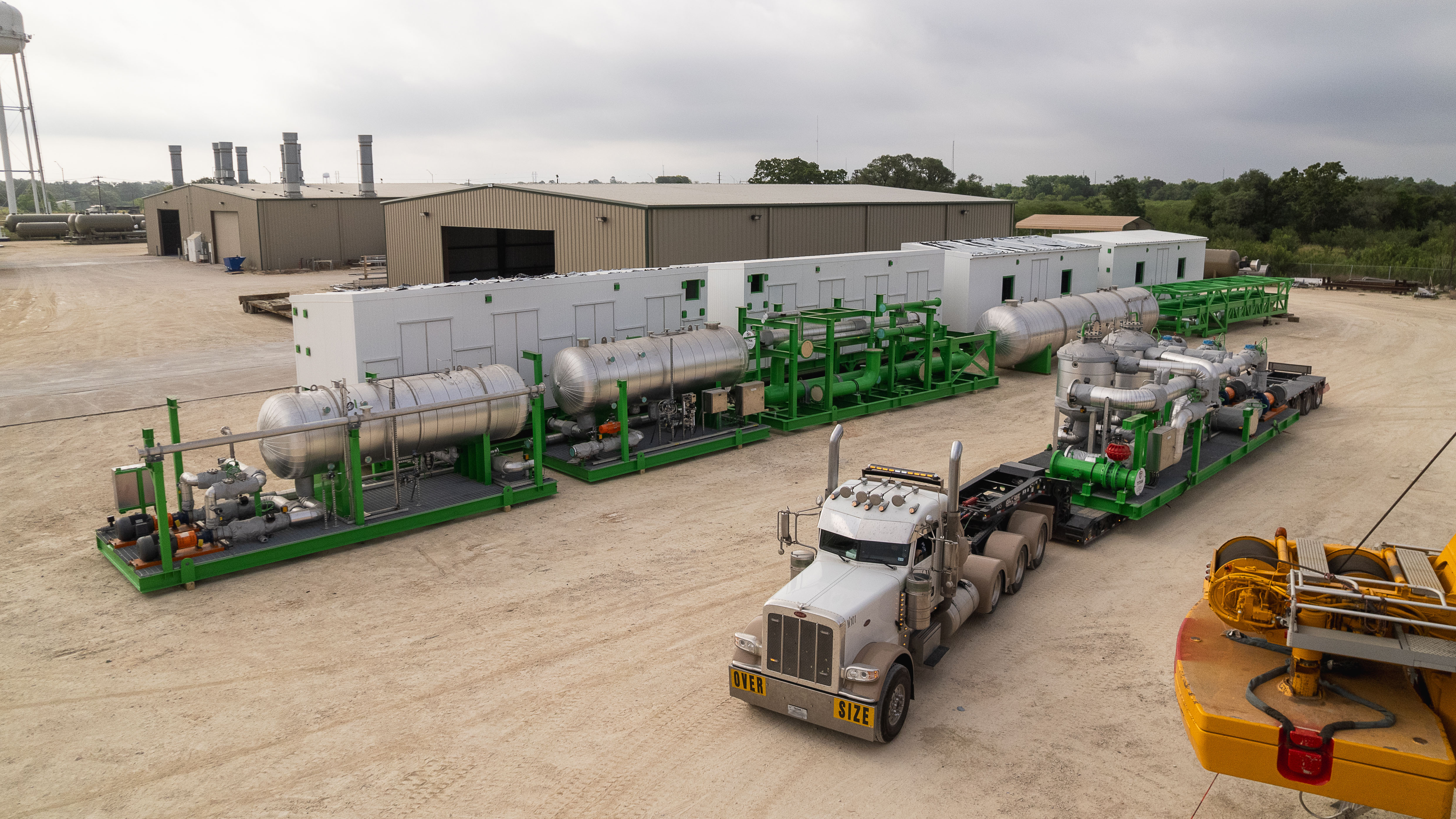 Foto de la planta 100MW HYPRPlant.  - Kieran Reeves /></p><p>En cuanto a la situación del mercado, Deane considera que la evolución en España es similar a la del resto de Europa: <strong>las expectativas iniciales fueron sobredimensionadas</strong> y ahora el sector ha entrado en una fase de crecimiento realista, con un aumento anual de alrededor del 50% en proyectos que alcanzan FID. La clave, insiste, es que <strong>la industria necesita pruebas tangibles de reducción de costes para acelerar la inversión</strong>, y esas pruebas están empezando a llegar gracias a los primeros proyectos comerciales.</p>
<p>La responsable jurídica cree que España tiene potencial para convertirse en un polo industrial del hidrógeno renovable en Europa gracias a su energía barata, algo que ningún país puede sustituir. Los primeros proyectos, asegura, <strong>estarán vinculados al transporte pesado</strong> —aviones, refinerías, marítimo— y, una vez demostrada la viabilidad económica, la industria pesada y el mercado de exportación tomarán el relevo. A su juicio, <strong>entre 2030 y 2040 llegará la etapa de crecimiento acelerado</strong>, cuando el país pueda suministrar hidrógeno y derivados a los grandes hubs industriales europeos.</p>
<blockquote><p>Relacionado:</p><p><a href=