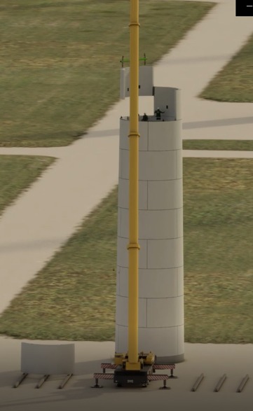  /></p><h3>Se monta por módulos</h3>
<p>Entre las características innovadoras del sistema destacan las juntas horizontales secas, sin tratamientos especiales ni continuidad vertical, con posibilidad de incluir dispositivos de corte para resistir esfuerzos transversales, y las juntas verticales con espacio libre, sin lechada ni refuerzo, evitando continuidad estructural.</p>
<p>Estas soluciones permiten un montaje rápido y eficiente, optimizan la logística y reducen costes, gracias al uso de hormigones comerciales fácilmente disponibles en cualquier mercado, lo que simplifica la implementación global sin necesidad de hormigones de alta resistencia.</p>
<p>El sistema SSTT ofrece un coste altamente competitivo y una adaptabilidad total a diferentes alturas, tipos de generador y condiciones ambientales, además de optimizar el ciclo de vida con un desmontaje sencillo al final de su vida útil, reforzando el compromiso con la economía circular.</p>
<p><img src=