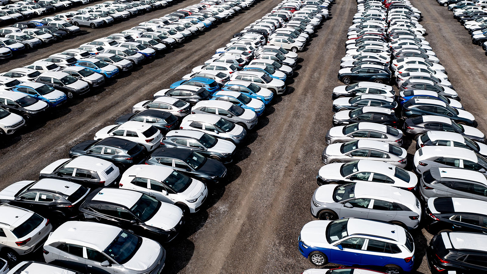 Depositphotos /></p><p>Las cifras de matriculación confirman que el coche eléctrico de batería mantiene una trayectoria de crecimiento en la Unión Europea. Según ACEA, en 2025 se matricularon 1.880.370 eléctricos puros en la UE, con una cuota del 17,4% del mercado, frente al 13,6% del año anterior. El arranque de 2026 ha ido en la misma dirección: en enero se registraron 154.230 BEV, equivalentes al 19,3% del mercado europeo, en un mes en el que el conjunto de matriculaciones de turismos cayó un 3,9%. Es decir, el automóvil europeo se ha enfriado, pero el eléctrico puro, por ahora, no acompaña ese retroceso con la misma intensidad.</p>
<blockquote><p>Relacionado:</p><p><a href=