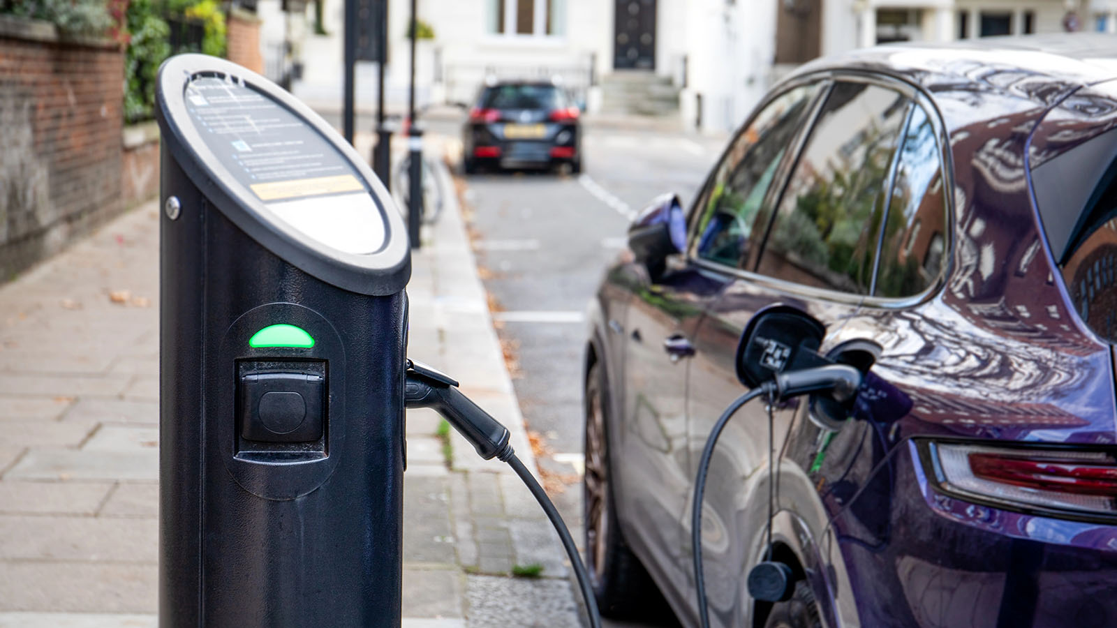 Depositphotos /></p><p>Denominado electric Vehicle Excise Duty (eVED), este impuesto consiste en un cobro por cada milla recorrida por los vehículos eléctricos y PHEV registrados en Reino Unido. <strong>La tarifa prevista es 3 peniques por milla para vehículos eléctricos</strong> puros (unos 0,037 euros al cambio actual) y <strong>1,5 peniques por milla para vehículos híbridos enchufables (0,015 euros).</strong></p>
<p>Esto representa para un conductor promedio que recorre 8.000 millas anuales aproximadamente <strong>240 libras al año en el caso de un EV y la mitad para un PHEV</strong>, creando un nuevo coste recurrente que antes no existía para estos vehículos. Este pago irá adicional al impuesto anual de circulación que ya deben abonar desde abril de 2025</p>
<blockquote><p>Relacionado:</p><p><a href=