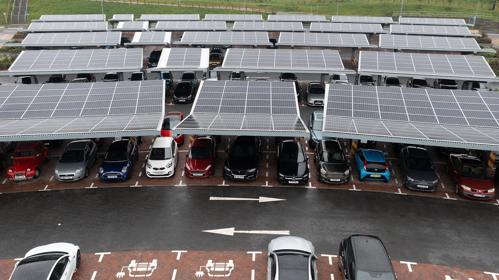 Se busca ampliar la red de carga.  - Depositphotos /></p><p>De acuerdo con los detalles oficiales, <strong>el pago se realizará junto con el impuesto anual de circulación (VED)</strong>. Para facilitar la gestión, los propietarios estimarán el kilometraje anual al renovar el impuesto, que será verificado mediante la lectura del odómetro durante la inspección técnica anual (MOT).</p>
<p><strong>No se implementará un sistema de localización mediante GPS ni telemática obligatoria</strong>; será una declaración a partir del contador del vehículo con controles para evitar fraudes. Además, para los primeros tres años habrá inspecciones adicionales gratuitas para asegurar la veracidad de los datos. En caso de discrepancias o manipulación, se aplicarán sanciones.</p>
<h3>Incentivos y medidas de acompañamiento</h3>
<p><img src=