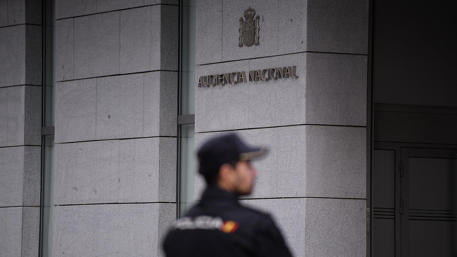 Un agente de Policía en la entrada de la Audiencia Nacional. - Fernando Sánchez - Europa Press