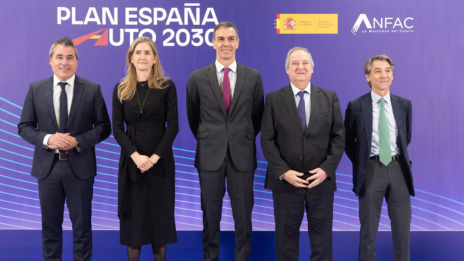 El Gobierno y el sector del automóvil presentan el Plan Auto 2030. - Eduardo Parra - Europa Press /></p><p>Pese a los avances, el Plan España Auto 2030 llega con algunos interrogantes relevantes para el mercado. La letra pequeña de las futuras convocatorias determinará <strong>cuestiones sensibles como los límites de precio, las autonomías mínimas exigidas a los PHEV</strong> o la compatibilidad de las ayudas con otras deducciones fiscales, elementos que pueden dejar fuera a determinados modelos o perfiles de clientes. ​</p>
<p>También queda por <strong>ver si la ejecución presupuestaria será tan ágil como se pretende y si los plazos administrativos se mantienen en el entorno de un mes</strong>, algo que históricamente ha sido un punto débil de las políticas de incentivos en España. Por último, la continuidad del esfuerzo inversor hasta 2030 dependerá del consenso político y de la capacidad de la industria para demostrar que las ayudas se traducen en más ventas de eléctricos, más producción local y más empleo cualificado.</p>
<h3>Apoyo casi unánime</h3>
<p><img src=