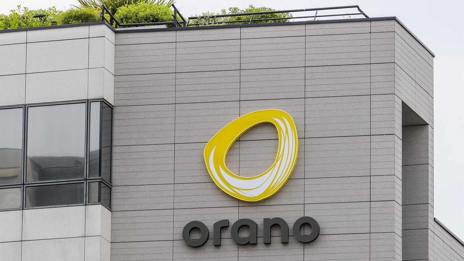 El logotipo de la empresa francesa de extracción de uranio Orano se exhibe en la fachada de su sede.  - Europa Press/Contacto/Vincent Isore