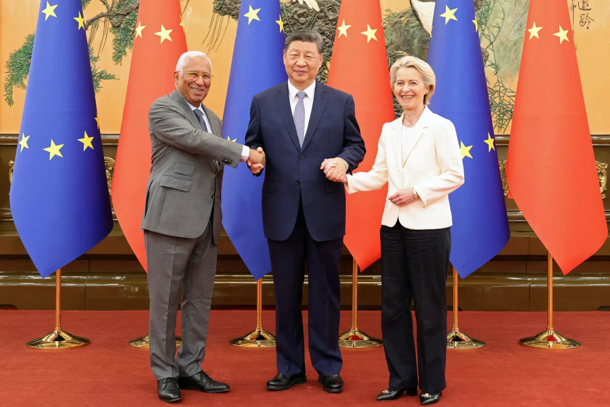 Antonio Costa, presidente del Consejo Europeo; Xi Jinping, presidente de China; Ursula von der Leyen, presidenta de la Comisión Europea, en julio de 2025. - Reuters /></p><p>En Europa, Huawei ha intensificado auditorías externas, aceptado evaluaciones de ciberseguridad (como protocolos internacionales del sector), y advertido de que prohibir su acceso elevaría los costes y frenaría la innovación europea. En España, mantiene <strong>diálogo con autoridades nacionales y europeas</strong>, destaca su trayectoria de más de veinte años en el país y defiende que cualquier evaluación debe basarse en criterios técnicos objetivos, no en origen geográfico.</p>
<h3>Tres futuros posibles para Europa y su energía</h3>
<p>Un camino, el de línea dura, consistiría en que <strong>varios Estados miembros coordinen vetos amplios a Huawei</strong>, impulsados por la presión de socios internacionales y por evaluaciones de riesgo. En este escenario, el impacto en el sector energético sería profundo: costes más altos, retrasos en la digitalización, rediseño de proyectos y caída de la competitividad.</p>
<p>Otro rumbo, probablemente el más realista en estos momentos, es un enfoque híbrido. Europa podría <strong>mantener restricciones en redes particularmente sensibles</strong>, reforzar los controles de ciberseguridad en el sector energético, exigir auditorías estrictas, pero sin prohibir globalmente a Huawei. España, al igual que otros Estados, seguiría evaluando caso por caso, evitando decisiones drásticas que pongan en riesgo el avance de renovables, smart grids y autoconsumo.</p>
<blockquote><p>Relacionado:</p><p><a href=