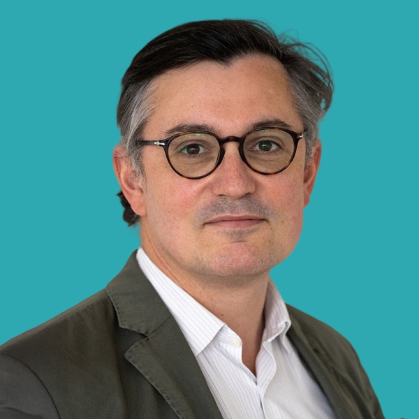 Imagen: Benoît Richebé /></p><h3><strong>Un reciclaje de “circuito corto” para recuperar metales críticos</strong></h3>
<p>La línea piloto se articula alrededor de procesos de reciclaje por bucle corto, un enfoque que permite reutilizar directamente los metales presentes en imanes en fin de vida para fabricar nuevos imanes, evitando las etapas químicas del llamado “bucle largo”, que implica disolución, reoxidación y reconstitución de óxidos y metales.</p>
<p>“El reciclaje por bucle corto ofrece un compromiso óptimo: garantiza altas prestaciones magnéticas y contribuye a los objetivos de circularidad, descarbonación y resiliencia de las cadenas de suministro”, explica Richebé. El grupo apuesta por una aproximación híbrida, mezclando materias primas secundarias con aleaciones nuevas para asegurar el máximo rendimiento técnico en aplicaciones exigentes, como los motores de vehículos eléctricos o las turbinas offshore.</p>
<p>Orano defiende que ambos enfoques, bucle corto y largo, son complementarios y que Europa debe ser capaz de disponer de ambos para construir una industria “omnivora”, flexible y resistente a choques de suministro. “Tener dos alternativas y un sistema de orientación del residuo hacia la vía más adecuada hará que la cadena europea sea mucho más resiliente”, afirma el directivo.</p>
<h3><strong>Una línea piloto industrial lista para escalar</strong></h3>
<p>La infraestructura, inaugurada en septiembre de 2025 en el CEA-Liten, cuenta con capacidad para 4 toneladas y está equipada con tecnología industrial. Su objetivo es desarrollar y validar los procesos antes de su transferencia a un operador externo. “Los equipos instalados son representativos de una escala industrial y están operados por un equipo conjunto Orano–CEA”, detalla Richebé.</p>
<p>2025–2027: desarrollo tecnológico, ensayos y validación industrial (entre 2025 y 2027) y a partir de ahí la transferencia del proceso a un socio que pueda construir una planta de fabricación y reciclaje de imanes a gran escala.</p>
<p>Orano insiste en que su función no es convertirse en productor masivo de imanes, sino en desarrollador tecnológico con capacidad para industrializar procesos complejos. “Nuestro objetivo es transferir este libro de procesos a un industrial capaz de llevar esta tecnología a la fase de producción”, señala.</p>
<h3><strong>Alineado con la estrategia europea de soberanía</strong></h3>
<p>Esta línea piloto se inscribe plenamente en el Critical Raw Materials Act (CRM Act) aprobado por la Unión Europea, que establece que al menos el 25% de las materias primas críticas deberán ser recicladas en Europa para 2030. Los imanes permanentes son uno de los segmentos más sensibles: alrededor del 80% de los motores de tracción de vehículos eléctricos y el 80% de las turbinas offshore utilizan tecnologías basadas en estos imanes.</p>
<p>Richebé resume así la importancia estratégica: “Hablamos de un mercado pequeño en volumen, pero que impacta en sectores que pesan más de 3,3 billones de dólares. Controlar esta cadena de valor es esencial para la soberanía y la descarbonización europeas”.</p>
<p><img src=