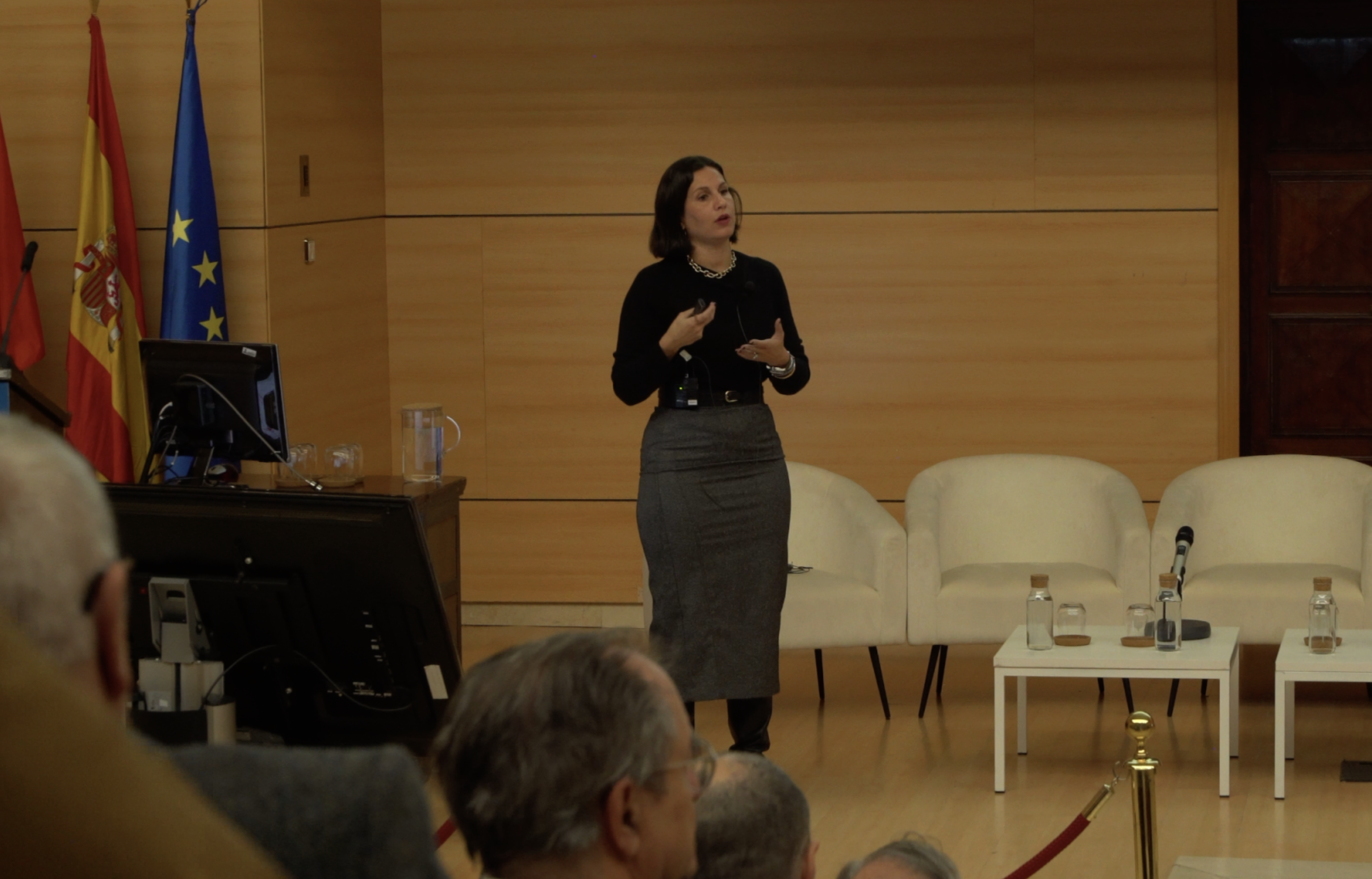  /></p><h3>Comparativa de retribución</h3>
<p>Por su lado, EY realiza una comparativa de la retribución de la distribución en Europa a partir de varias ratios y pone de manifiesto que el <strong>coste de las redes de distribución eléctrica en España es de los más bajos entre los grandes países europeos</strong>. <strong>Concretamente el coste euros por cliente en España es 2,4 veces menor que Alemania y 2,3 veces menor que Francia. Si comparamos los países con más de 10 millones de clientes, España es el que menor coste tiene.</strong></p>
<p>A continuación, ha habido una mesa redonda moderada por <strong>Ramón Roca</strong> (director de El Periódico de la Energía) en la que han participado representantes de la administración, de la industria, de los promotores inmobiliarios, de los puntos de recarga y de las distribuidoras.</p>
<blockquote><p>Relacionado:</p><p><a href=