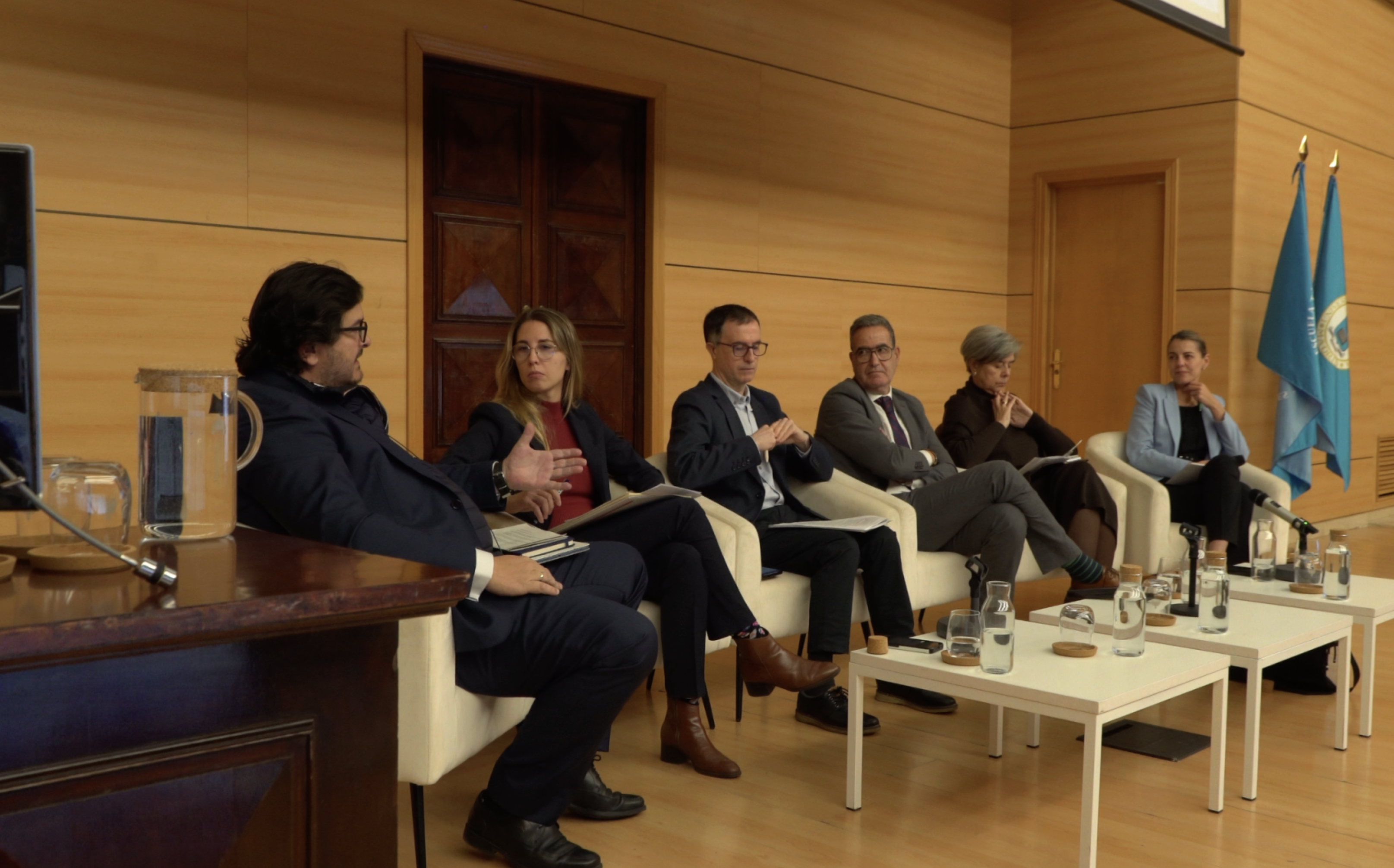  /></p><p><strong>Jorge Ginés</strong>, director general de ASPRIMA, indica que nunca antes habían tenido problemas de potencia como en la actualidad, y <strong>alerta que sólo el 14% de las solicitudes de promotores urbanísticos a la red de distribución han sido concedidos</strong>.</p>
<p><strong>María Jesús González Fernández</strong>, secretaria general de la Asociación para la Transición Energética, destaca que en España las redes se han convertido en un cuello de botella y <strong>apela a la CNMC a modificar su modelo retributivo para la distribución y a revisar la tasa de retribución financiera para que la inversión sea posible.</strong> La CNMC ha decidido un correctivo a la retribución del mantenimiento de las redes que va a afectar a la calidad del suministro y acciones de rápida respuesta como la que tuvo lugar ante la DANA de Valencia.</p>
<p><strong>Marta Castro</strong>, directora de Regulación de AELEC, alerta que el 87% de los nudos de distribución están saturados y que se deniega una de cada diez solicitudes de acceso a la red. Actualmente hay 11 GW solicitados por industria de la que el 70% es nueva industria que viene a España. Reclama <strong>coherencia en el modelo retributivo que permita la inversión necesaria, sin costes de aprendizaje y sin la incorporación de nuevos riesgos adicionales a la actividad</strong>, <strong>alinear la regulación a nivel europeo, acelerar permitting e identificar proyectos maduros.</strong></p>
<p>La jornada ha sido clausurada por Eduardo Oliva Gonzalo, <em>Profesor Titular del dpto. de Ingeniería Energética y</em> Ruth Carrasco Gallego, <em>Adjunta a la Dirección para Transformación Sostenible de la ETSI Industriales de la UPM.</em></p></div></body></html>