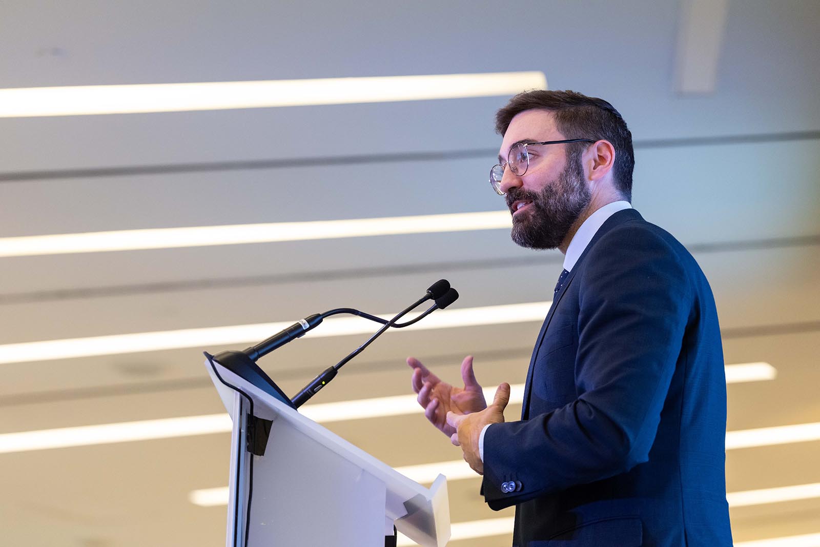 Joan Groizard anunció que iban a sacar alguna cosita antes de que acabe el año. A ver si es verdad. - FOTO: Dani Santamaría /></p><p>Caras torcidas. Tensión. Demasiada para ser una fiesta. Las habas se están pasando de cocción y eso no es bueno para muchos. Algún intento de acercamiento. Lo hubo. De alguna eléctrica, pero bastante formal. Poca cosa. "¿Para qué?".</p>
<h3>La ausencia de Aagesen</h3>
<p>También se notó cierto resquemor entre el equipo gubernativo y el regulador. Se ve que no hay sintonía. Se palpó. De la que se libró la <strong>vicepresidenta Aagesen</strong> que a última hora se tuvo que ir con su colega marroquí y evitó encontrarse con la jefa de la CNMC. Más sonrisas y dientes, "que es lo que les jode", que diría la Pantoja. El buen rollo cínico. Seguro que lo has vivido alguna vez. Quien más y quien menos ha tenido una situación así en la que no te apetece saludar a alguien o compartir mesa con ella.</p>
<p>También estaban por allí algunos ilustres miembros de la casa, de la CNMC o antigua CNE, con cara de circunstancias ante la situación. Perplejos de ver cómo la institución que representaron no vive sus mejores días, ni dentro ni fuera. No hay paz para los malvados.</p>
<p>Incluso para más salseo se echó en falta a Beatriz Corredor, presidenta de Redeia, pero prefirió no acudir a la cita.</p>
<p><img src=