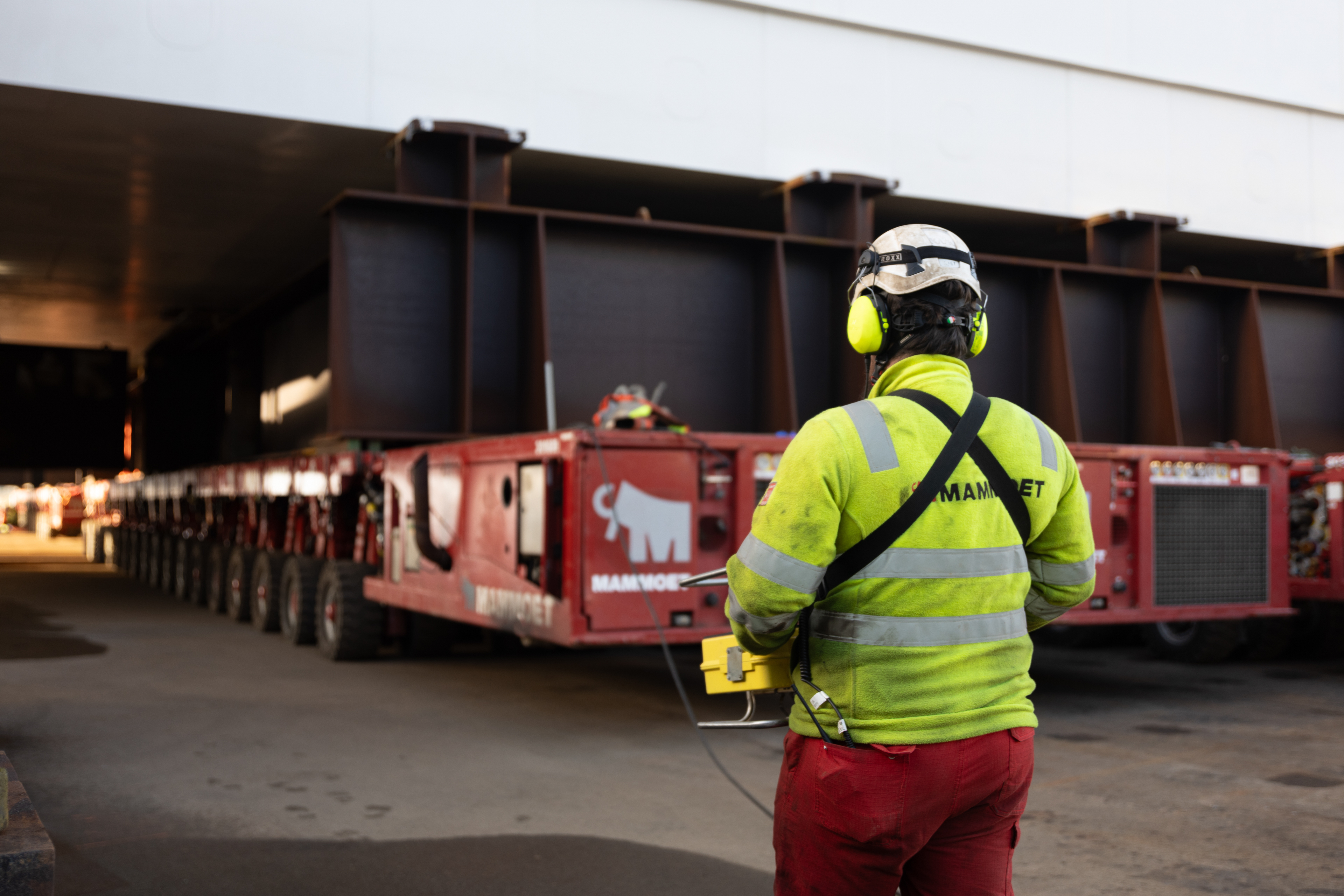  /></p><h3>De Tailandia a Noruega</h3>
<p>La elevación se simplificó aún más gracias a la colaboración entre los equipos de ingeniería de Aibel y Mammoet, lo que dio como resultado la fabricación de vigas de enrejado especiales para los SPMT. Esto permitió transferir las cargas de los remolques SPMT a los puntos más resistentes de la cubierta. Aibel también fabricó dos marcos de carga a medida. Estos aseguraron que las subestaciones se mantuvieran firmemente en su posición durante el transporte en los SPMT.</p>
<p>El primero viajó con la subestación Dogger Bank A desde Tailandia hasta Noruega (hay una distancia de entre 9.000 y 10.000 kilómetros), permaneciendo allí no solo para la carga de entrada, sino también para su descarga, y para las cargas de entrada y salida de las subestaciones Dogger Bank B y C.</p>
<p>En Tailandia, las subestaciones tuvieron que recorrer 1 km por carreteras públicas para llegar al puerto. Se retiraron las vallas y se construyó una pendiente temporal de grava para que los SPMT pudieran evitar el uso de la entrada principal.</p>
<blockquote><p>Relacionado:</p><p><a href=