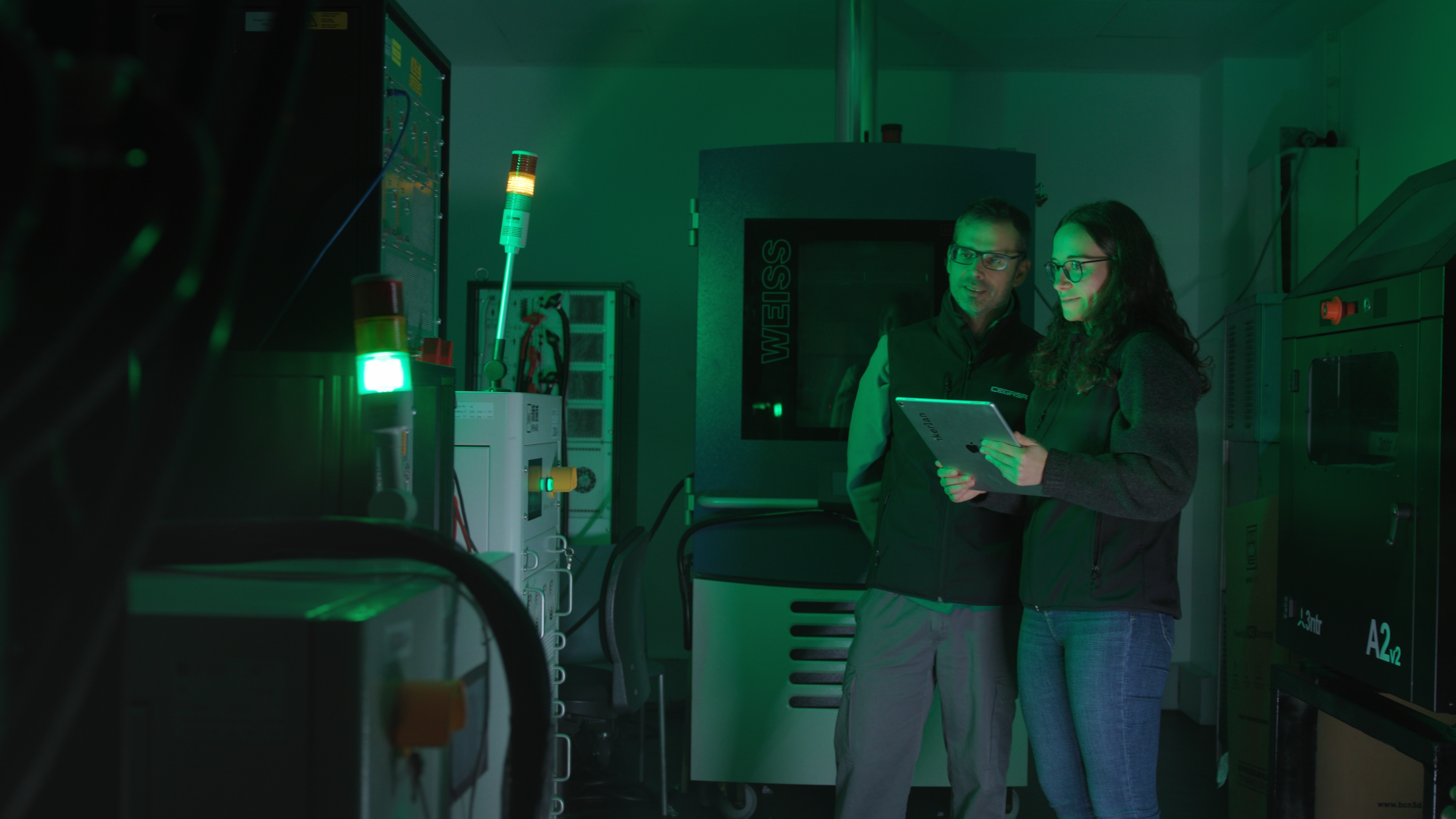 /></p><h3><strong>Baterías que piensan, se adaptan y se integran</strong></h3>
<p>El proyecto incorpora una <strong>evolución profunda del ECS (Extended Control System)</strong>, la tecnología propia que Cegasa Energía utiliza como núcleo inteligente de sus sistemas de almacenamiento energético. De tal forma, ECS actúa como un sistema de control extendido que monitoriza y coordina todos los subsistemas de la batería (BMS, PCS, seguridad, comunicaciones), habilita la conectividad IoT y la comunicación con plataformas cloud, integrando funciones de gestión energética.</p>
<p>Con esta colaboración, el ECS adquiere nuevas capacidades en materia de seguridad, tanto en el plano físico (safety) como en el digital (security). Para ello se están incorporando sensores avanzados que detectan gases que pueden emitir las baterías en condiciones críticas, con el objetivo de prevenir incendios o fallos térmicos. También se investiga con las últimas tecnologías de refrigeración, control de celdas y composición química para mejorar el rendimiento y la fiabilidad.</p>
<p>Una evolución que permite a Cegasa Energía avanzar hacia un modelo de baterías <strong>conectadas, actualizables y gestionables en remoto</strong>, preparadas para operar en entornos industriales complejos y cumplir los requisitos normativos de los próximos años.</p>
<p>En materia de <strong>sostenibilidad</strong>, las mejoras permiten maximizar el autoconsumo, reducir la dependencia de la red y allanar el camino hacia nuevas aplicaciones exigentes, como el transporte marítimo o el almacenamiento a gran escala. Además, ambas entidades trabajan en un <strong>Battery Passport</strong>, en línea con la futura legislación europea, que registrará el ciclo de vida de cada batería y facilitará su reutilización en una segunda vida.</p>
<p>Gracias a la colaboración con IKERLAN, la compañía referente en almacenamiento energético ha potenciado su tecnología ECS, dotando a las baterías de capacidades de monitorización en tiempo real y optimización continua, que ya se están validando en un piloto que combina laboratorio e instalación real con energía fotovoltaica. A medio plazo, se espera que el ECS pueda ejecutar modelos predictivos de inteligencia artificial para maximizar la vida útil y el rendimiento energético de cada unidad, acelerando así el desarrollo de estrategias energéticas más eficientes.</p></div></body></html>