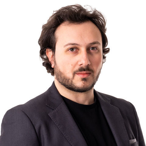 CEO y cofundador, Ennio Adinolfi. -  Imagen: MinervaS /></p><p>Los resultados que la compañía afirma obtener son llamativos. Según sus pruebas, las flotas que han utilizado ENAIDE han logrado <strong>reducciones medias de consumo y emisiones superiores al 15 %</strong>, acompañadas de un aumento del 25 % en la regularidad del estilo de conducción, con menos maniobras de riesgo y menos desgaste del vehículo. “Estos resultados se obtienen sin modificar el vehículo; es la combinación de IA predictiva y asistencia a la conducción lo que genera la mejora”, explican.</p>
<h3><strong>MinervaS puede ser un “game changer” en la logística sostenible</strong></h3>
<p>Una de sus herramientas más conocidas, TruckY, se orienta a vehículos pesados y promete <strong>reducciones de consumo</strong> que pueden llegar <strong>hasta un 10 % adicional</strong> según la empresa. ENAIDE, dicen, funciona de forma nativa tanto en vehículos diésel como en <strong>eléctricos, LNG e hidrógeno</strong>, gracias a un enfoque “agnóstico” basado en <em>digital twins</em>. Para MinervaS, los retos de las nuevas motorizaciones pasan por optimizar la autonomía, gestionar la degradación de baterías y planificar misiones con limitaciones de recarga. Sus modelos predicen consumo, autonomía residual e impacto de cada maniobra, lo que ayuda a mantener el nivel de servicio incluso en flotas electrificadas.</p>
<p>Además del ahorro directo, MinervaS pone el foco en otro aspecto cada vez más demandado por grandes corporaciones: la capacidad de medir y reducir emisiones <strong>Alcance 3</strong> dentro de su cadena logística. La compañía afirma que su tecnología permite obtener datos certificados, granulares y basados en modelos físicos y mediciones reales, no simples estimaciones tabuladas. Para muchas empresas que buscan reducir su huella sin reorganizar por completo a sus proveedores, esta precisión se convierte en un argumento decisivo. Además, afirman que la plataforma facilita la generación de “certificados blancos” vinculados a la reducción demostrada de CO₂.</p>
<blockquote><p>El redactor recomienda: </p><ul><li><a href=