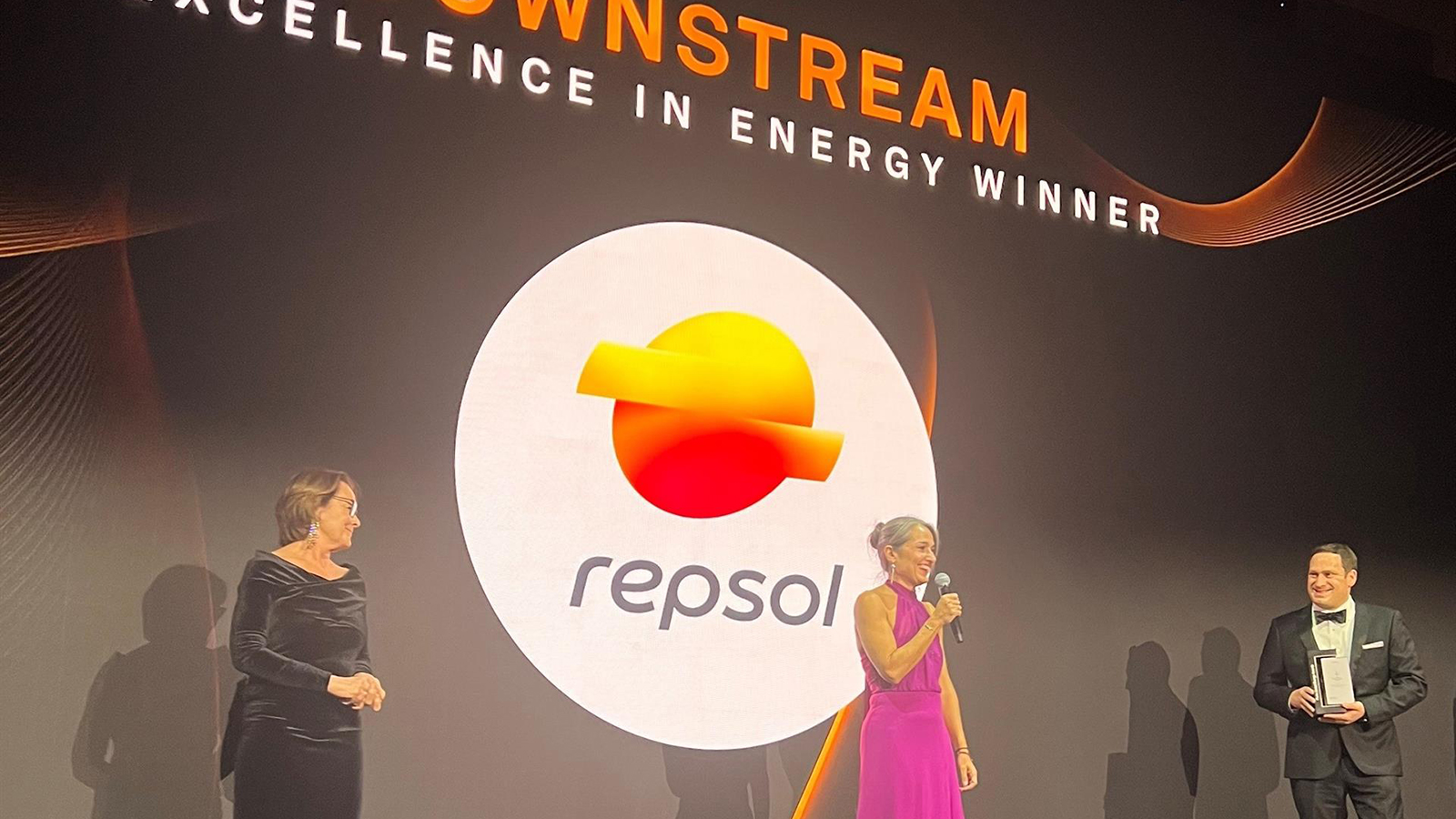 Estibaliz Pombo, responsable de Productos Energéticos de Repsol, recogiendo el Premio Platts. - Repsol