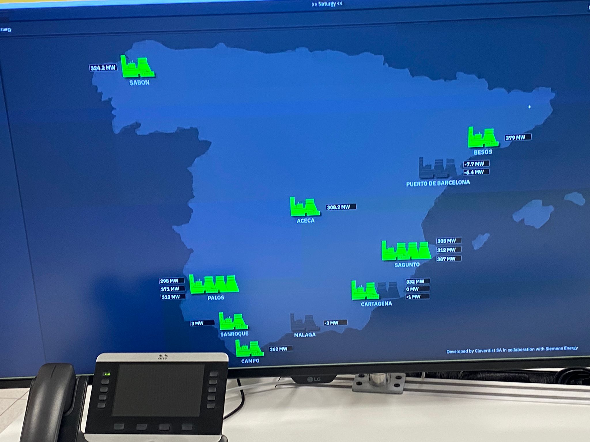 Pantalla donde se ven los ciclos combinados en funcionamiento el pasado miércoles. - FOTO: R.R. /></p><h3>Generación flexible</h3>
<p>Como muchos de todos ustedes saben, los ciclos combinados están volviendo a coger cada vez mayor protagonismo, sobre todo desde que se les echara de menos el pasado 28 de abril en el gran apagón ibérico. El modo de operación reforzada ha hecho que esta tecnología se convierta en imprescindible para el buen funcionamiento del sistema.</p>
<p>Una de sus principales funciones es dar respaldo a la generación renovable, que es muy intermitente y los ciclos poseen esas características para poder dar ese respaldo en caso de que falle la producción renovable.</p>
<p>“Naturgy ha sido pionera en la implementación de un único centro de control remoto que opera todo el parque de generación con ciclos combinados, lo que permite una eficiencia y flexibilidad referentes en el sector. En los últimos meses se ha puesto de manifiesto el papel crucial de los activos de generación flexibles, que respaldan el control de tensión, la respuesta a contingencias y compensan la desaparición de energía fotovoltaica durante la noche y durante los picos de demanda”, explica <strong>Pedro Larrea</strong>, director general de Redes de Naturgy.</p>
<h3>Son fundamentales</h3>
<p>Su papel estratégico se ha evidenciado tanto en situaciones de emergencia como en la operación diaria del sistema en los últimos meses, cuando estas instalaciones han demostrado su capacidad para garantizar la seguridad de suministro a la vez que han facilitado la penetración de las energías renovables. Ahí están su papel fundamental para el suministro eléctrico durante la DANA o en la reposición del suministro tras el apagón del 28 de abril.</p>
<video controls><source src=