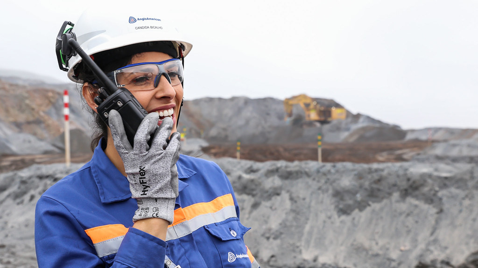 Trabajadora de Anglo American en unas instalaciones de minerales críticos. - Anglo American