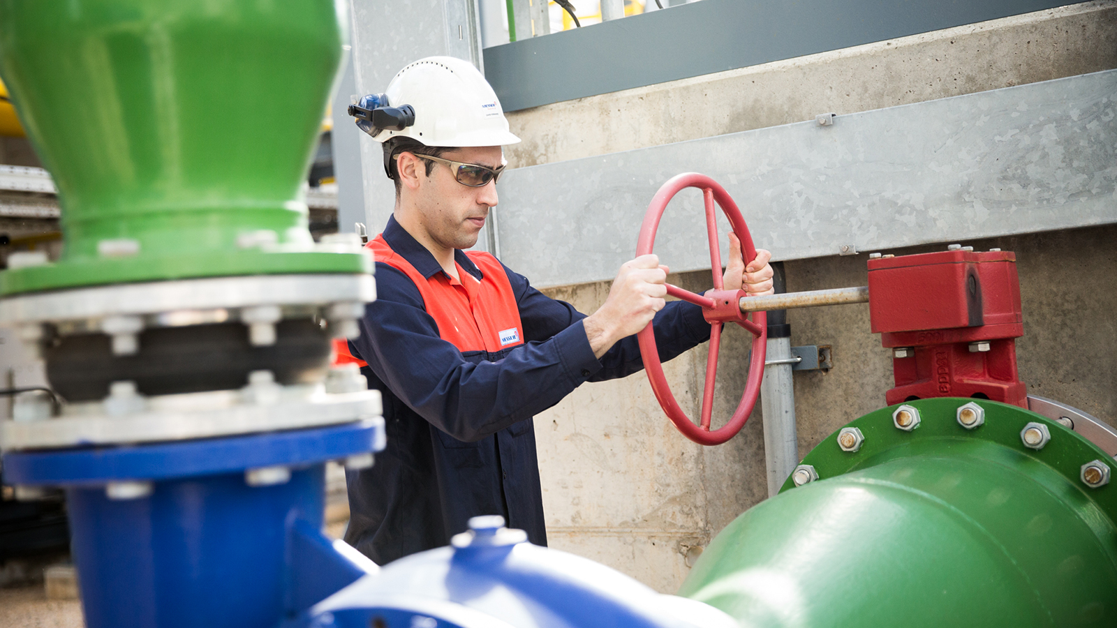 Trabajador en unas instalaciones de combustible renovable. - AEQT