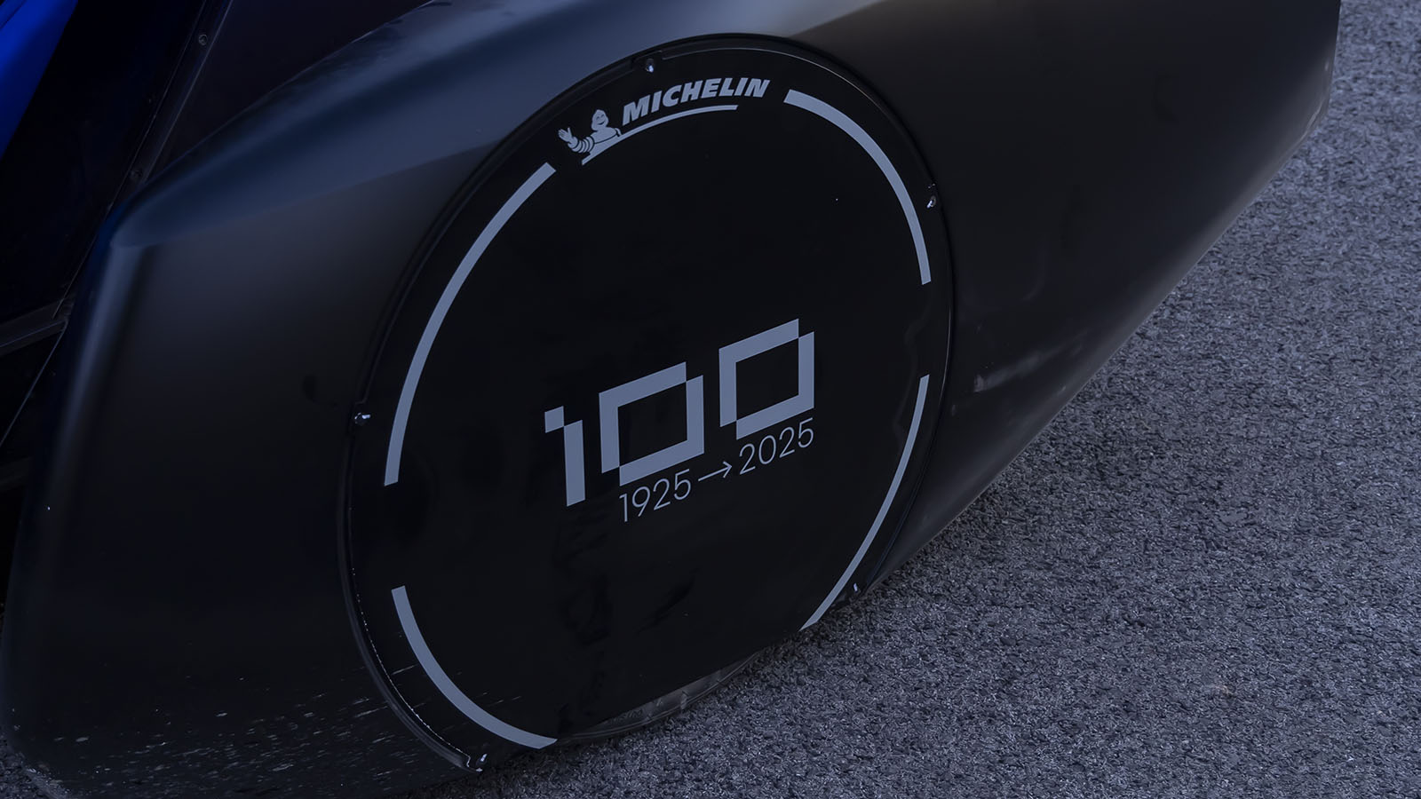 Elementos aerodinámicos como las llantas han ayudado a conseguir estos valores.  - Renault /></p><p>En el corazón del éxito late un diseño obsesionado con el flujo del aire, inspirado en los streamliners históricos pero potenciado por herramientas modernas. Con más de cinco metros de largo y una silueta estilizada, <strong>el Filante minimiza la resistencia al avance, un parámetro que multiplica el consumo a velocidades altas</strong>. Pruebas exhaustivas en túnel de viento durante la primavera pasada generaron ajustes clave en la forma exterior, desde el morro afilado hasta la cola que evita remolinos, logrando un coeficiente de arrastre líder en su categoría.</p>
<p>El equipo combinó simulaciones computacionales con validaciones reales, equilibrando rendimiento técnico y atractivo visual para que el proyecto también sirva de vitrina. Esta sinergia entre ingenieros aerodinámicos y diseñadores subraya <strong>cómo pequeñas modificaciones en la forma pueden ahorrar kWh significativos en uso diario.</strong></p>
<p><img src=