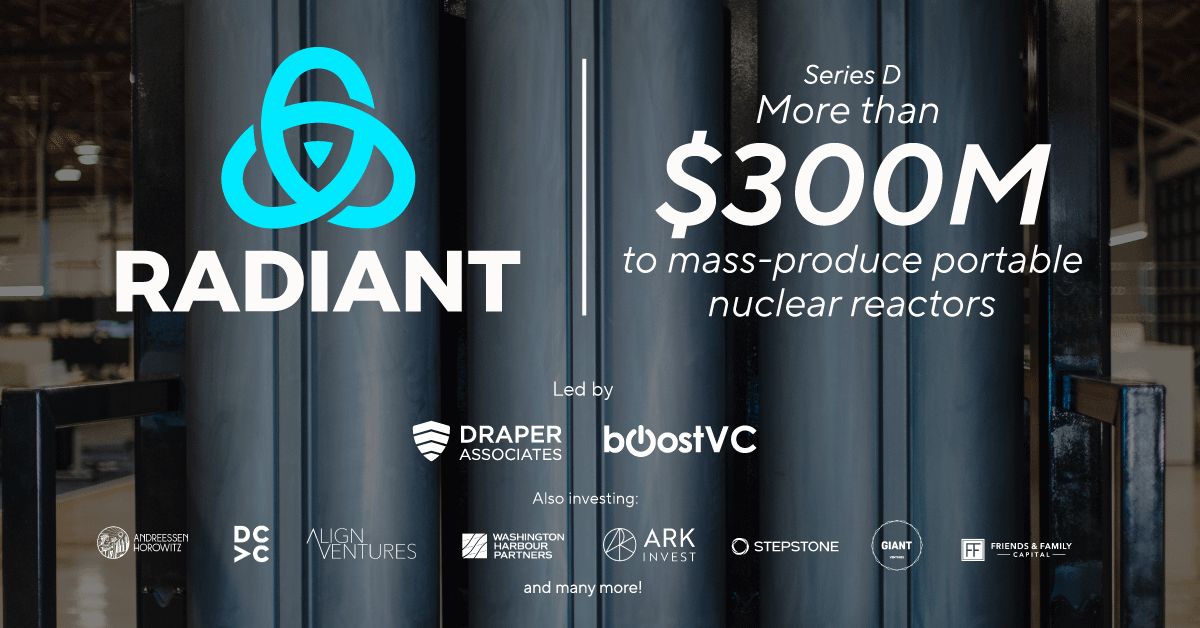  /></p><h3>Cómo es el microrreactor Kaleidos</h3>
<p>Radiant afirma que sus reactores, del tamaño de un semirremolque, llegan completamente ensamblados, cargados y probados dondequiera que se deban instalar como reemplazo de generadores diésel. Una vez descargados del camión de reparto, pueden comenzar a producir energía al día siguiente, junto con 1,9 MW de energía térmica para aplicaciones de calefacción industrial.</p>
<p>Además, un sistema de monitoreo de flota permite conectar cientos de unidades en cadena. Y cuando el combustible se agota después de cinco años de uso, el contenedor completo puede enviarse de regreso para su reabastecimiento y poder continuar funcionando en pocos días.</p>
<p>Radiant anunció la construcción de la primera fábrica del mundo para la producción en masa de reactores nucleares portátiles en Oak Ridge, Tennessee, donde nació la industria nuclear. La fábrica, llamada R-50, hace referencia al nombre histórico del lugar y a su ambiciosa misión de aumentar la producción a 50 reactores al año en pocos años tras el inicio de la producción en 2028.</p></div></body></html>