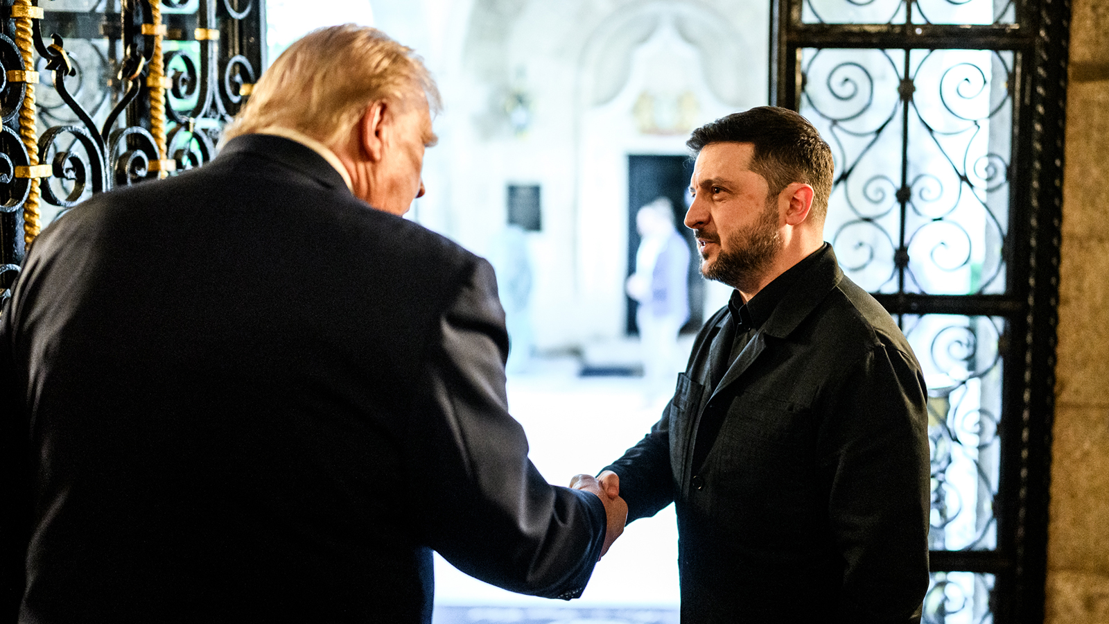 El jefe de Estado Ucrania, Volodímir Zelenski, saluda al presidente estadounidense, Donald Trump. - The White House