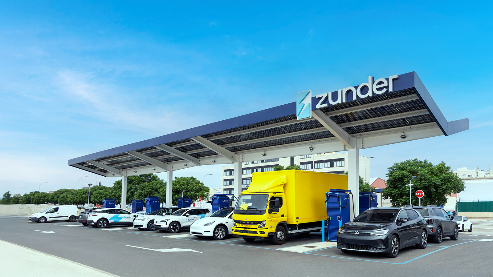 Zunder consolida en 2025 su liderazgo como referente en la carga ultrarrápida en el sur de Europa. - Zunder /></p><p>Si algo caracteriza la nueva foto de la recarga pública en España es el <strong>peso creciente de los puntos de alta potencia</strong>, aquellos a partir de 50 kW que permiten recargas mucho más ágiles en viaje. En 2025, los puntos entre 50 y 250 kW prácticamente duplicaron su presencia, con incrementos superiores al 99%, mientras que las instalaciones por encima de 250 kW crecieron más de un 50%.</p>
<p>Esta tendencia se ha mantenido en los últimos meses, según subraya AEDIVE, lo que se traduce en una red más preparada para acompañar el aumento del parque de <strong>vehículos eléctricos con baterías de mayor capacidad y potencias de carga superiores.</strong> El despliegue de cargadores ultrarrápidos en autovías y ejes interurbanos refuerza la idea de que el vehículo eléctrico deja de ser un producto limitado a usos urbanos para ganar terreno como alternativa válida en largos recorridos.</p>
<blockquote><p>Relacionado:</p><p><a href=