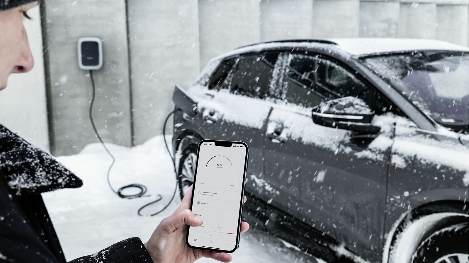 Audi /></p><p>Uno de los trucos más efectivos es el <strong>preacondicionamiento de la batería y el habitáculo. Mientras el coche está enchufado</strong>, activa esta función desde la app o el menú del vehículo para calentar la batería a la temperatura óptima (alrededor de 20-25ºC). Así, <strong>usas electricidad de la red en lugar de la batería</strong>, y cuando arrancas ya tienes todo listo para rendir al máximo.</p>
<p>Esta opción es estándar en la mayoría de modelos que cuentan con una app específica para el móvil y el simple gesto te puede hacer <strong>sumar hasta un 10-15% extra de autonomía real</strong>. Si no tienes garaje, al menos enchufa el coche por la noche: la carga genera calor residual en la batería que aprovechas al arrancar de inmediato. Imagina empezar el día con 20 km más en el contador solo por planificar un poco. ​</p>
<blockquote><p>Relacionado:</p><p><a href=