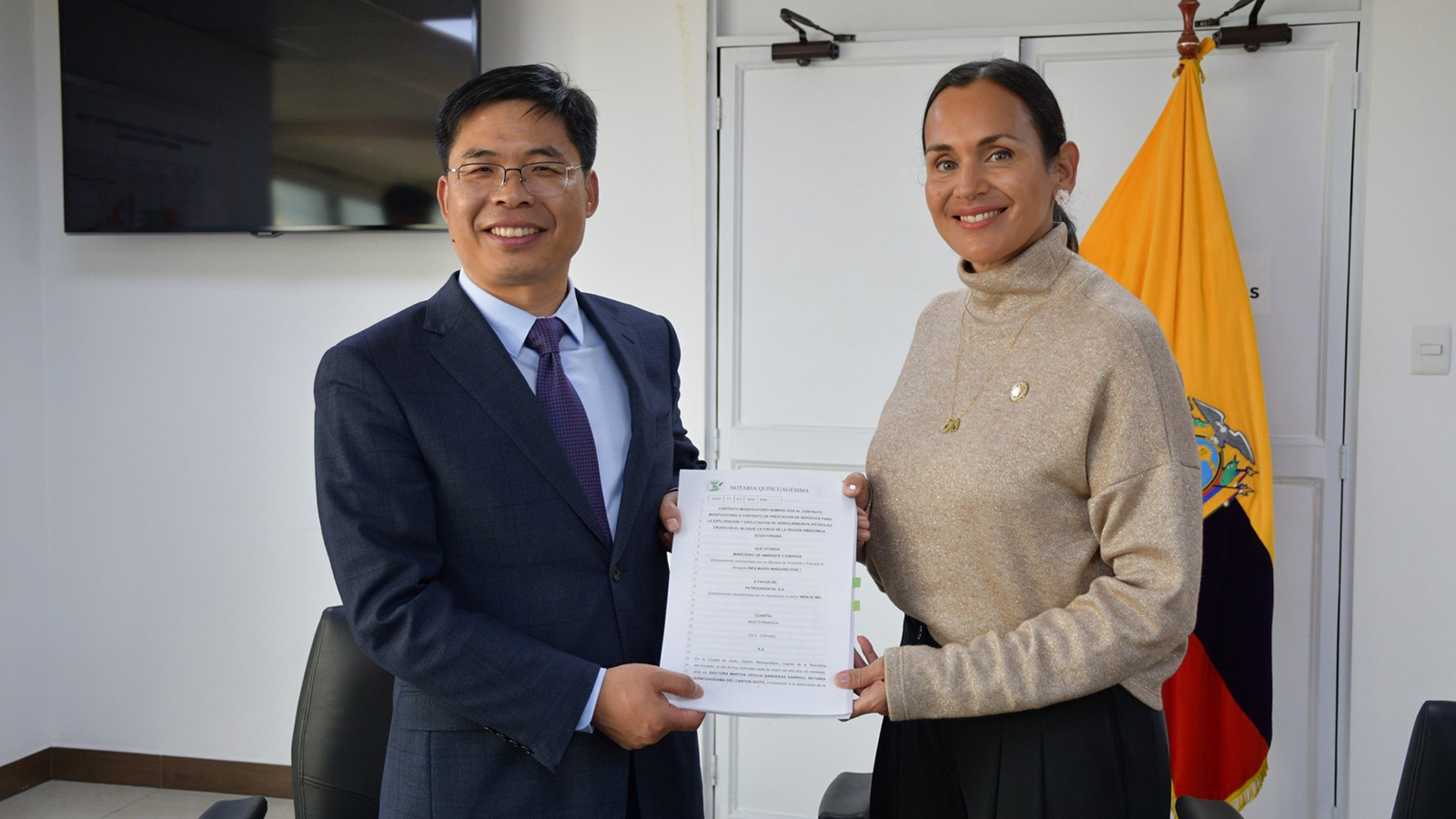 La ministra  de Energía de Ecuador y el represetante de PetroOriental, suscribieron un contrato de renegociación del Bloque 14. - @EcuadorMAE