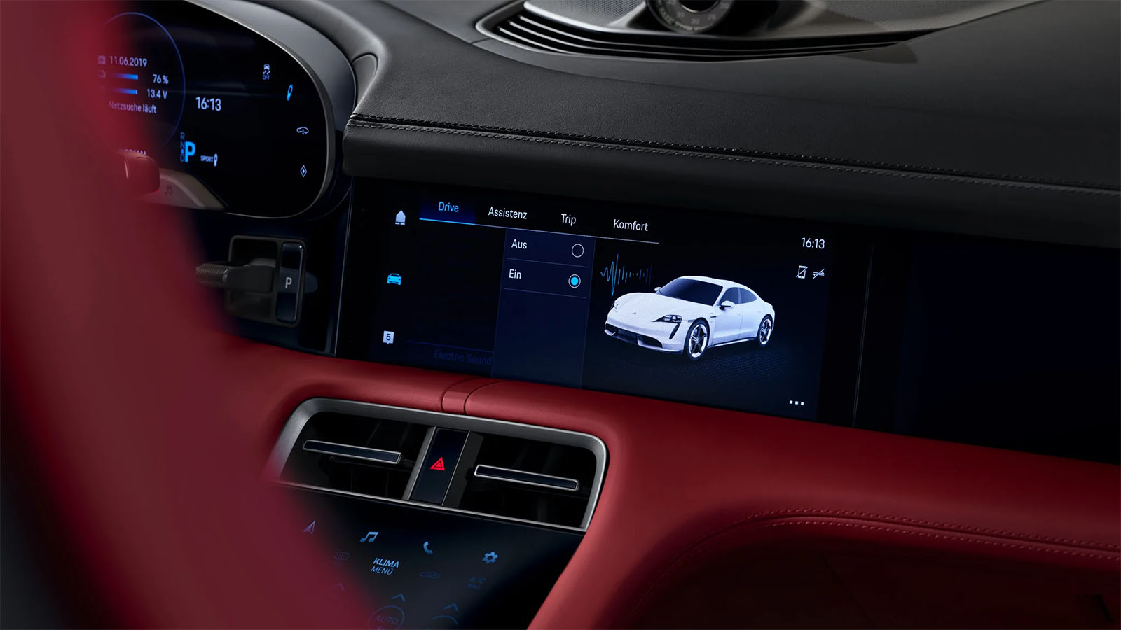 En los Porsche se pude escoger el sonido al gusto. - Porsche /></p><p>El ruido del tráfico no es un fastidio menor: la Agencia Europea de Medio Ambiente calcula que <strong>más de 110 millones de europeos sufren niveles dañinos crónicos</strong>, elevando riesgos de hipertensión, infartos y ictus. La OMS va más lejos: en Europa occidental, causa la pérdida de al menos un millón de años de vida saludable al año, sumando trastornos como insomnio, problemas cognitivos en niños y enfermedades cardiovasculares.</p>
<blockquote><p>Relacionado:</p><p><a href=