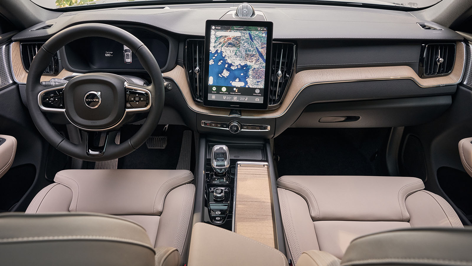 El interior desprende la misma calidad de siempre.  - Volvo /></p><p>La gama de materiales interiores introduce nuevas tapicerías sostenibles (Quilted Nordico, Navy Herringbone Weave) y mejores acabados en molduras, además de soluciones de almacenamiento inteligentes, cargador inalámbrico de mayor potencia y, de forma opcional, un equipo Bowers & Wilkins con hasta 16 altavoces. El confort, sello Volvo desde sus orígenes, sube aún más el listón gracias a un <strong>habitáculo mejor aislado, nuevas opciones de ventanillas laminadas y la posibilidad de elegir suspensión neumática.</strong> El sistema de purificación del aire en el habitáculo también mejora la experiencia a bordo.</p>
<h3>Lo conducimos</h3>
<p><img src=