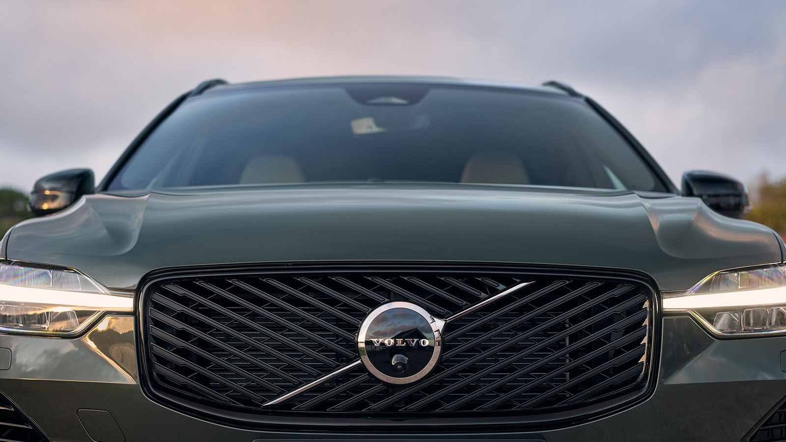 La parrilla hereda el tramado del XC90. - Volvo /></p><p>El éxito continuado no ha hecho que Volvo se duerma en los laureles. El modelo 2026, protagonista de esta prueba, estrena un restyling centrado en pulir tanto el diseño exterior como la experiencia de usuario y la calidad percibida del habitáculo. <strong>El frontal gana una imagen más contemporánea</strong> con una parrilla rematada por el nuevo Iron Mark, faros “martillo de Thor” y tomas de aire estilizadas que aportan presencia visual inconfundible. Nuevas llantas hasta de 22”, ópticas traseras oscurecidas y una gama cromática ampliada (con tonos como Forest Lake, Aurora Silver y Mulberry Red) refuerzan su atractivo premium.</p>
<blockquote><p>Relacionado:</p><p><a href=