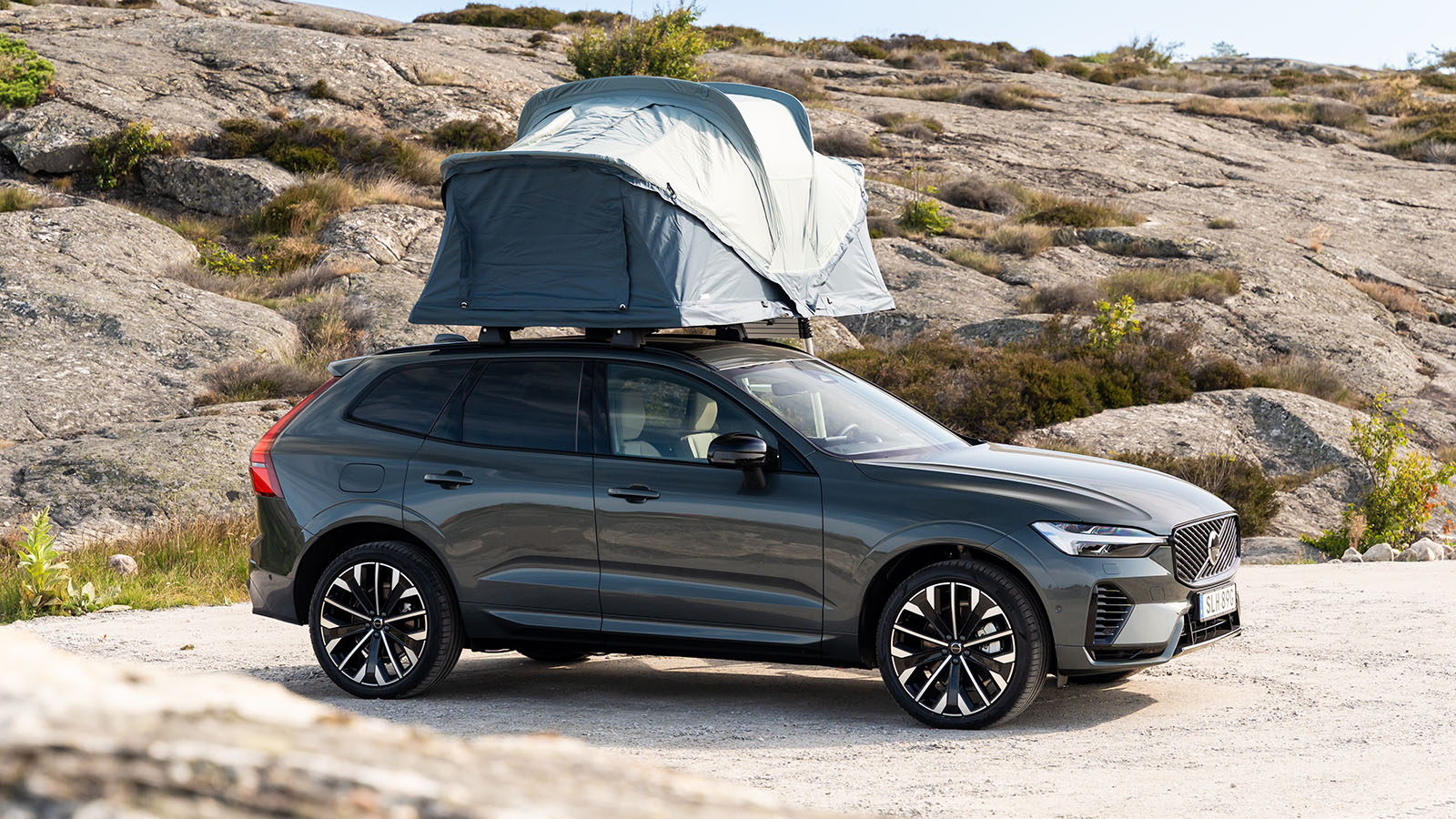  /></p><p>En materia de seguridad y ADAS, el XC60 2026 integra la <strong>última versión de City Safety</strong>, arrancando de serie con frenada autónoma de emergencia, asistente de mantenimiento de carril, control de crucero adaptativo y, dependiendo del nivel de acabado, asistente de conducción en tráfico denso; herencia inequívoca de la filosofía Volvo.</p>
<h3>No reniega de sus raíces</h3>
<p><img src=