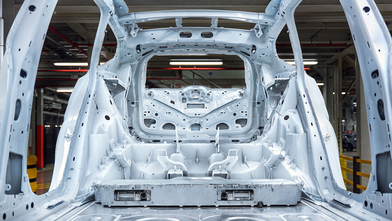 La estructura del Volvo EX60, una de las más avanzadas de la industria.  - Volvo /></p><p>Pero la autonomía es solo la mitad de la ecuación. Volvo dice que el EX60 carga más rápido que cualquier otro de sus eléctricos, gracias al sistema de 800 voltios y software propio que minimiza el calor y el gasto en refrigeración. <strong>Con un cargador de 400 kW, puedes sumar 340 km en solo 10 minutos,</strong> independientemente del clima. Eso es como parar a echar gasolina y un café, y salir con el depósito casi lleno. Supera los 350 kW del ES90 y promete tiempos de 10-80% que dejarán boquiabiertos cuando los detallen en el estreno. <strong>Materiales más livianos en el sistema de carga y algoritmos inteligentes</strong> de Breathe Battery Technologies (de la que Volvo es inversor) aseguran que la batería siempre trabaje en su punto dulce.</p></div></body></html>
