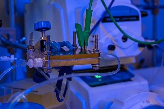 Una fotografía de la celda electroquímica instalada en el laboratorio de Rice. - FOTO: Jorge Vidal/Universidad Rice
