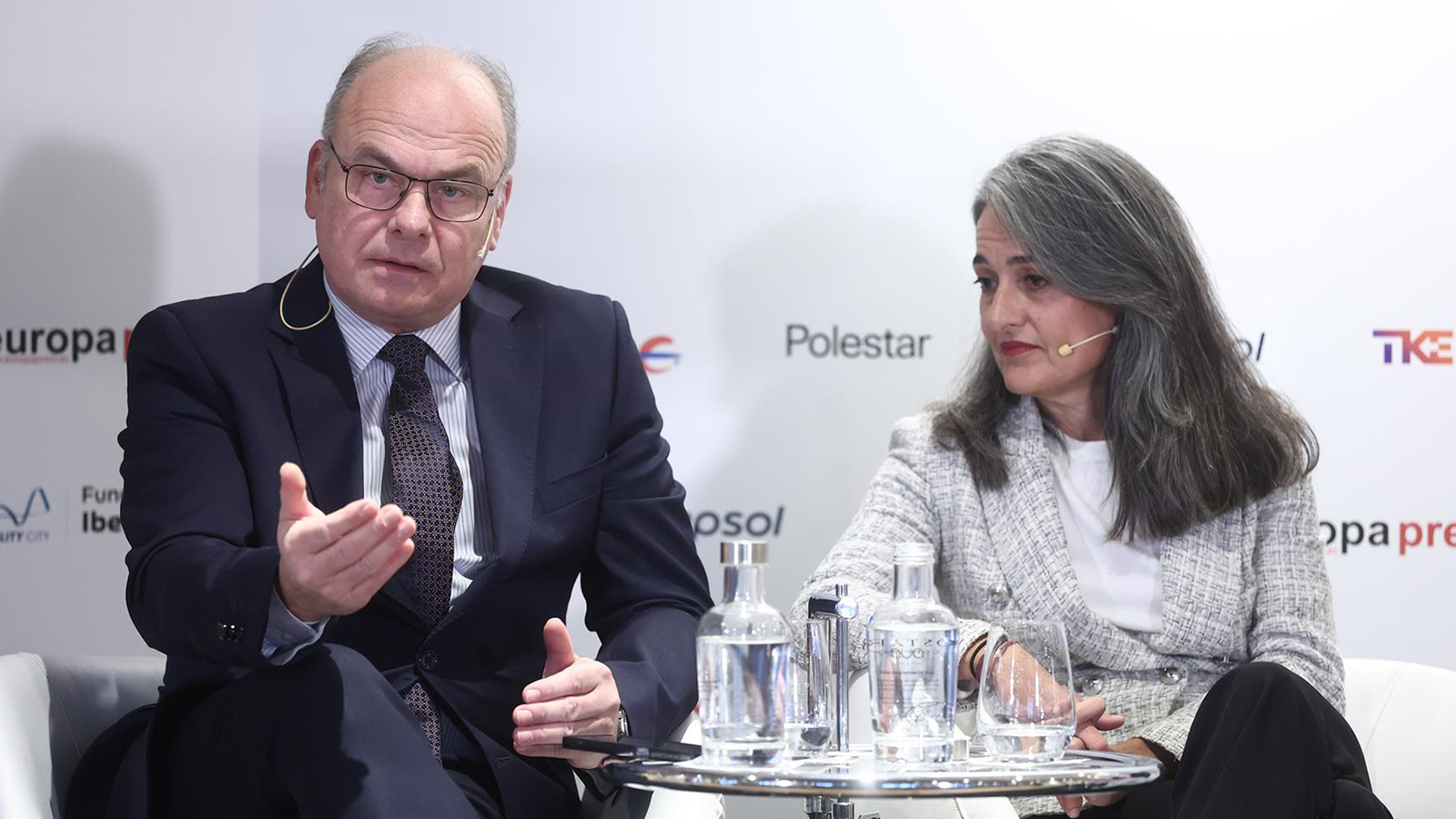 El jefe de Mobility City, Jaime Armengol, y la subdirectora de Productos Energéticos de Repsol, Estíbaliz Pombo, durante la Jornada ‘Innovación Urbana. Movilidad Sostenible y Smart Cities’.  - Eduardo Parra - Europa Press