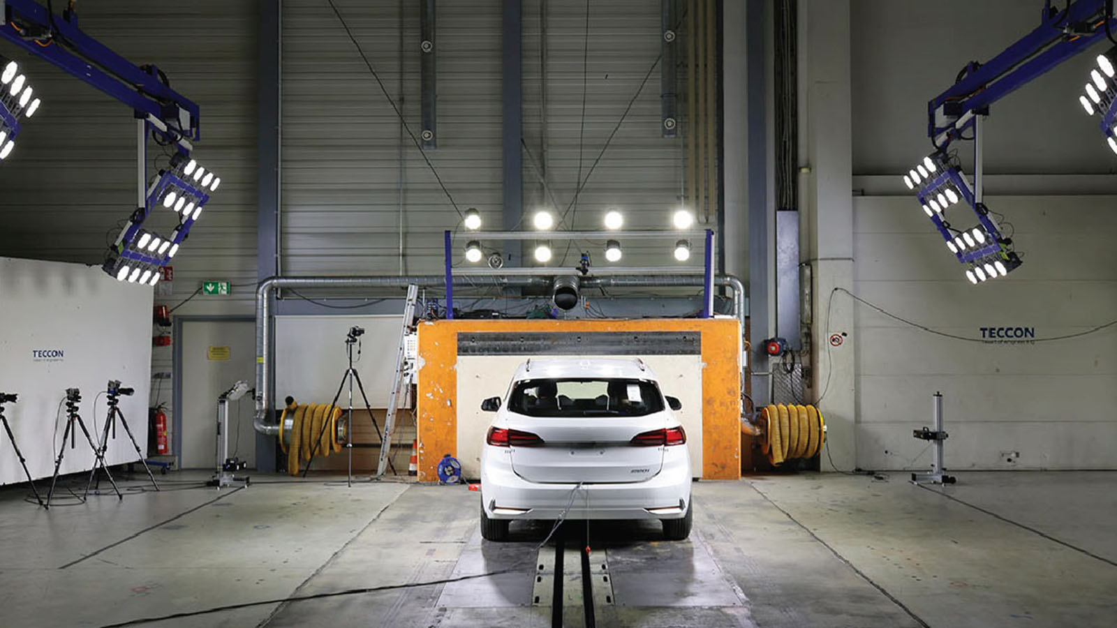 Estas pruebas son básicas para garantizar la seguridad. - Euro NCAP /></p><p>Euro NCAP no se anda con chiquitas: calculan un puntaje ponderado de las cuatro áreas (adultos, niños, personas vulnerables y asistentes) solo con equipamiento estándar, y solo para los de cinco estrellas. <strong>En 2025, con el boom de chinos como Leapmotor o Firefly pisando fuerte</strong>, la competencia global sube el listón. Los líderes como Mercedes o Tesla muestran que los eléctricos, con baterías bajas y diseños rígidos, a menudo superan a los térmicos. El secretario general, Michiel van Ratingen, lo dice claro: ayudan a elegir el coche que salva vidas; y el director de programa, Aled Williams, celebra que la tecnología alcance sus protocolos ambiciosos.</p></div></body></html>