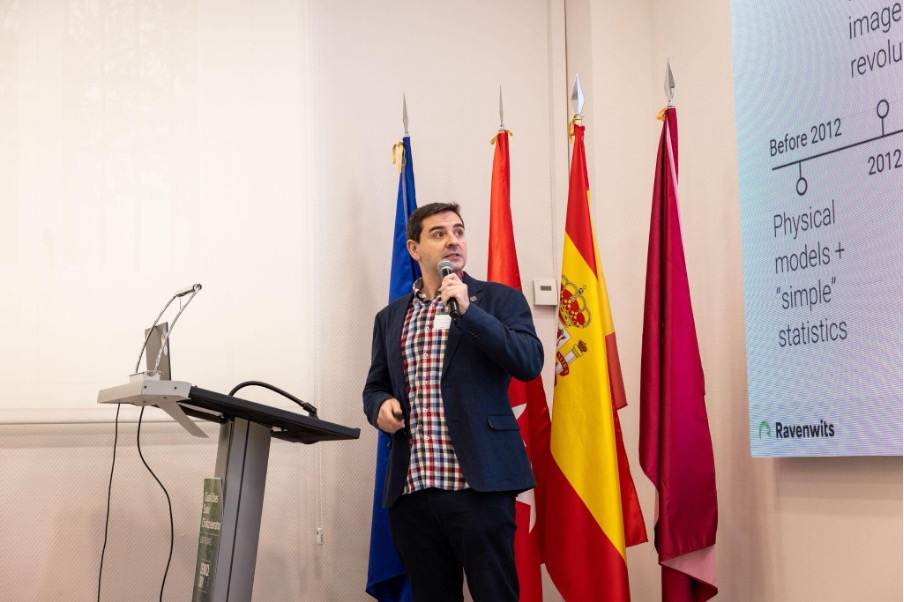  /></p><h3><strong>El reto de predecir algo que cambia a cada minuto</strong></h3>
<p>La predicción renovable es <strong>tan compleja como necesaria</strong>. El viento puede variar por microclimas locales, efectos de topografía o turbulencias que no se captan bien en los modelos numéricos. En solar, la clave está en las nubes: su aparición o desaparición puede alterar la producción fotovoltaica en cuestión de minutos, algo que los modelos meteorológicos tradicionales no siempre detectan.</p>
<p>Cuando las predicciones fallan, <strong>los operadores deben corregir desvíos</strong> comprando energía a última hora, habitualmente más cara. Reducir el error es, por tanto, un beneficio directo para todos los agentes del sector: productores, comercializadoras, traders y el propio sistema eléctrico.</p>
<p>La inteligencia artificial permite <strong>identificar patrones que antes pasaban desapercibidos</strong> y explotar relaciones espaciales entre miles de datos meteorológicos. Es un cambio de paradigma frente a los modelos físicos y métodos estadísticos tradicionales, que durante años han sido el estándar de la industria.</p>
<h3><strong>Primeros reconocimientos y crecimiento empresarial</strong></h3>
<p>El primer impulso empresarial de Ravenwits llegó cuando la startup fue seleccionada como una de las empresas ganadoras del <strong>Fondo de Emprendedores de la Fundación Repsol</strong>. El premio no solo supuso apoyo económico, sino también mentoría especializada que ayudó al equipo a adoptar una mentalidad empresarial y escalar su tecnología. Reconocimientos como <strong>Compluemprende</strong> o iniciativas de emprendimiento de la UPM consolidaron el proyecto en sus primeras etapas.</p>
<p>Hoy, Ravenwits presta servicios a distintos agentes del sector eléctrico, incluidas eléctricas tradicionales, comercializadoras y gestores de activos, y se encuentra en plena fase de expansión comercial.</p>
<p><img src=